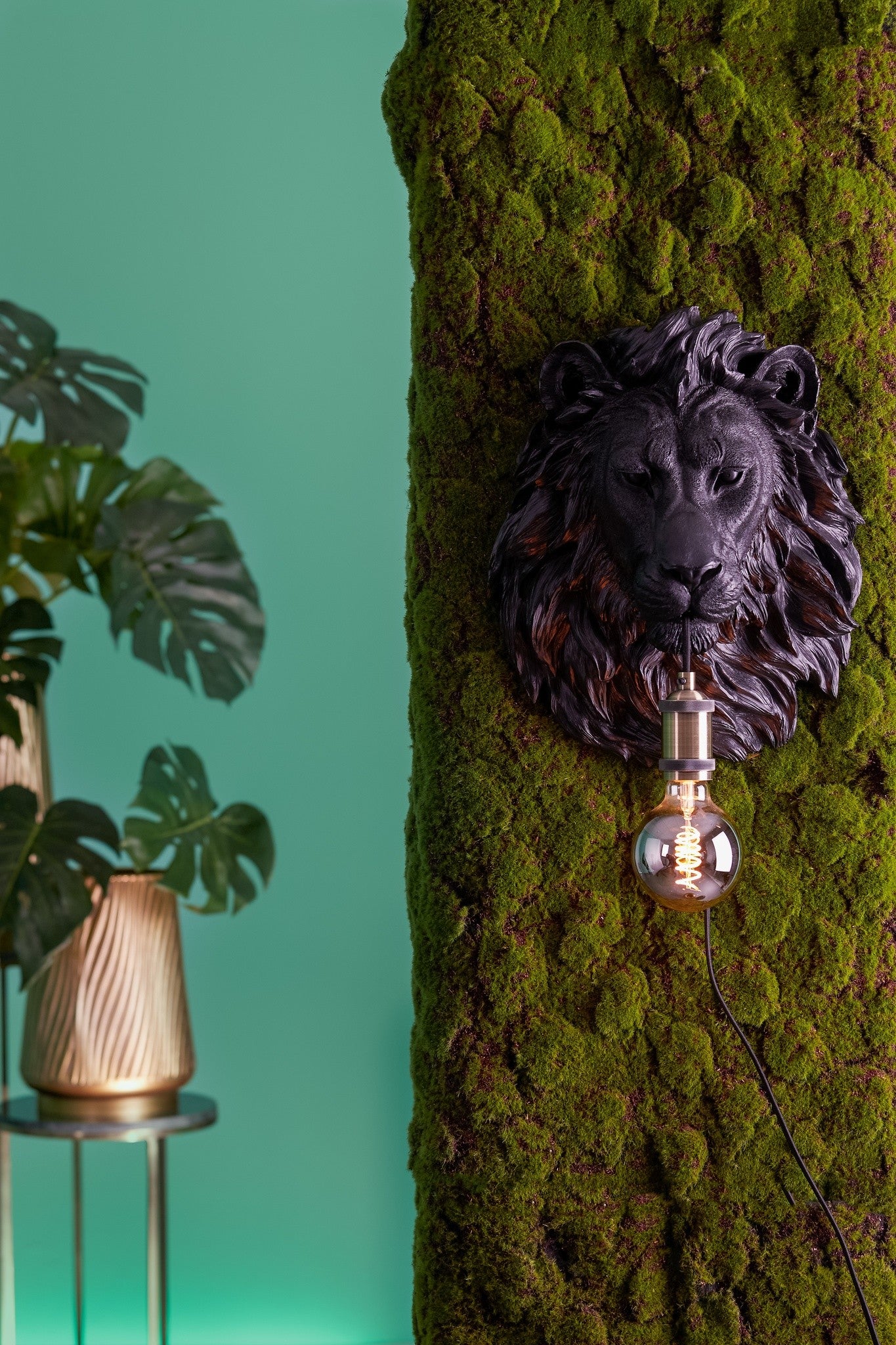 Dekorative LION Wandleuchte matt schwarz im Wohnzimmer