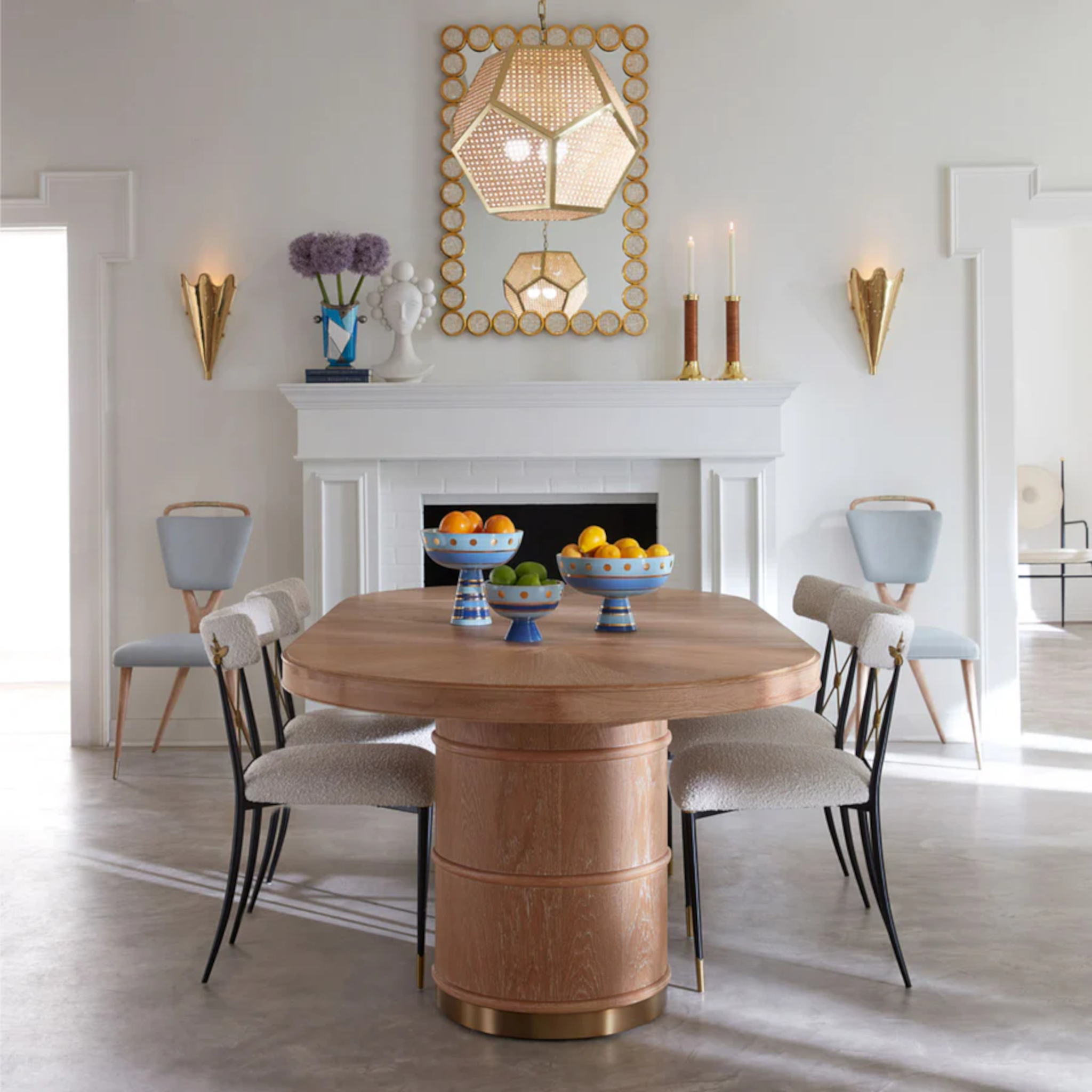 Die Chroma Tall Bowl von Jonathan Adler: Handgefertigte Steinzeugschale in Blau und Gold.