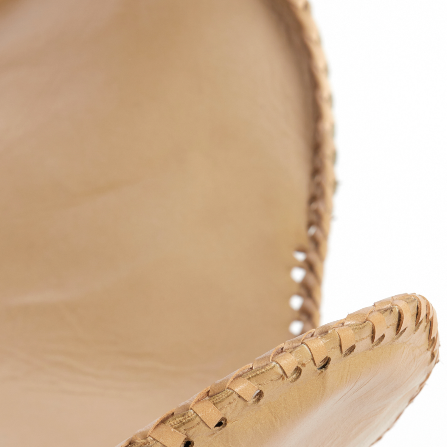 "Detailansicht der Naht und Textur des Leders am Light & Living Butterfly-Sessel."