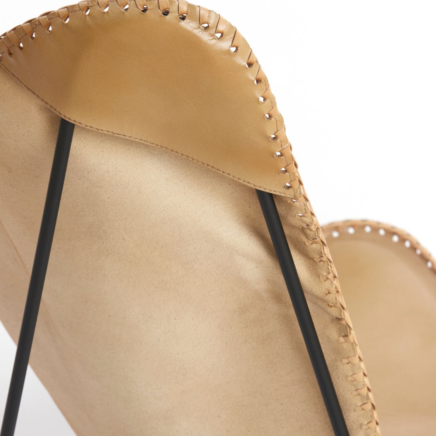 "Zoom auf das Material und die Verarbeitung des Light & Living Butterfly-Sessels in Leder."