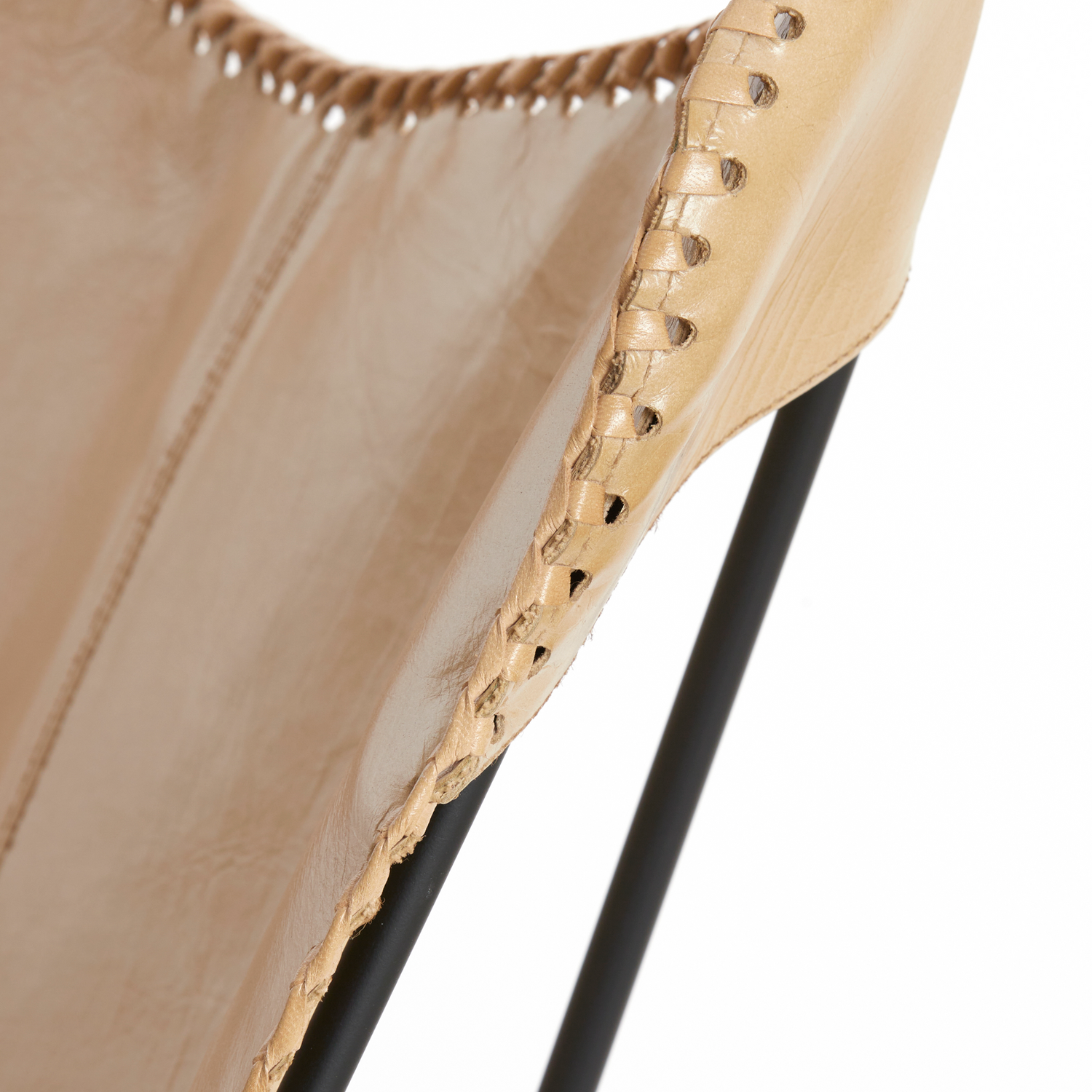 "Light & Living Butterfly-Sessel in Leder Sand, ideal für ein elegantes Home-Office."