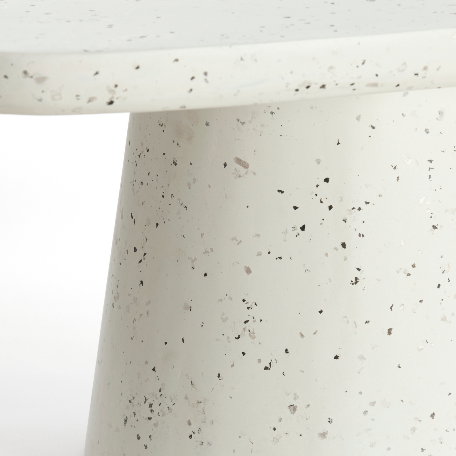 Funktioneller und dekorativer Terrazzo Couchtisch in Weiß.