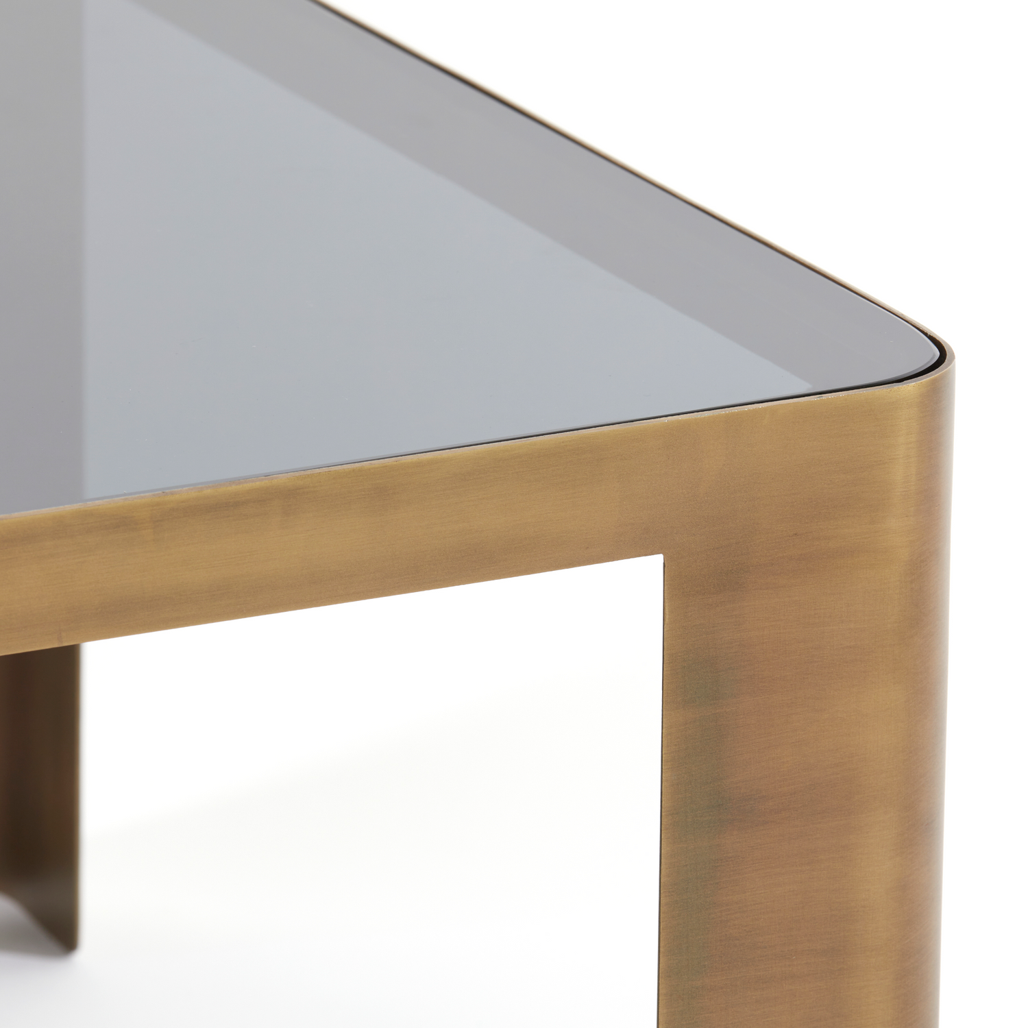 Detailansicht des Couchtischs OXE mit antiker Bronze-Finish