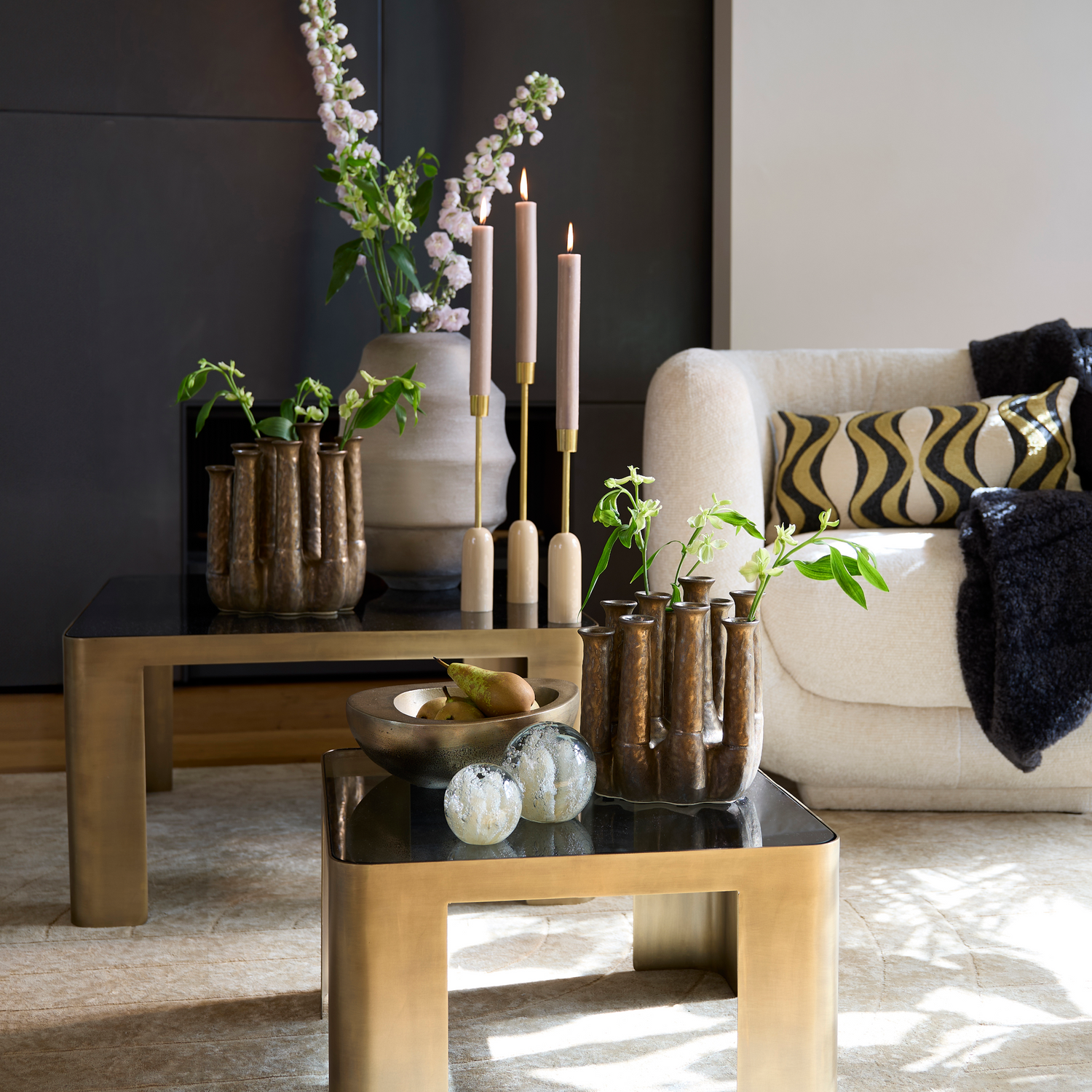 Quadratischer Couchtisch mit Rauchglasplatte und bronzefarbenem Gestell