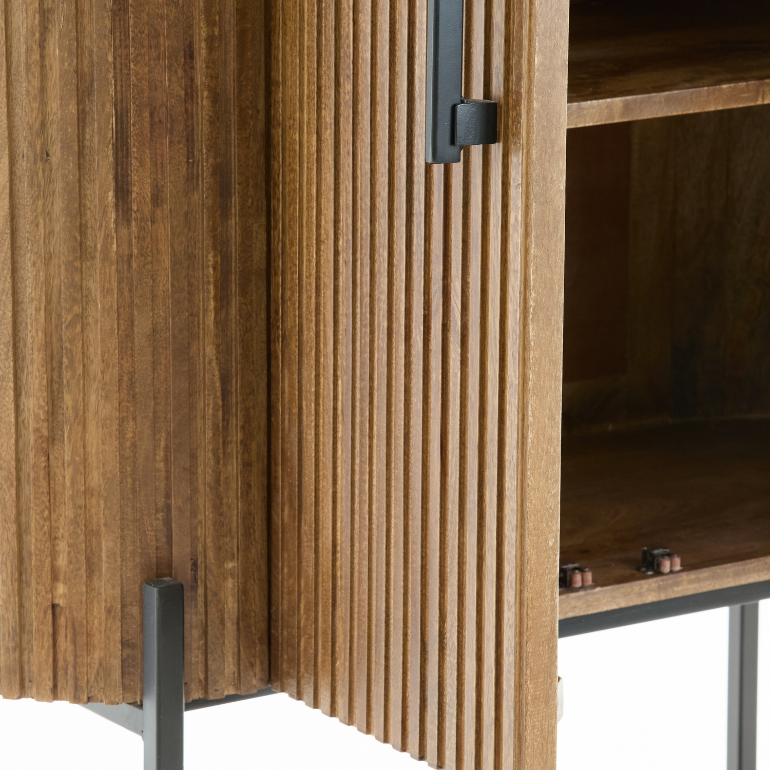 Schrank mit großzügigem Stauraum und modernem Design