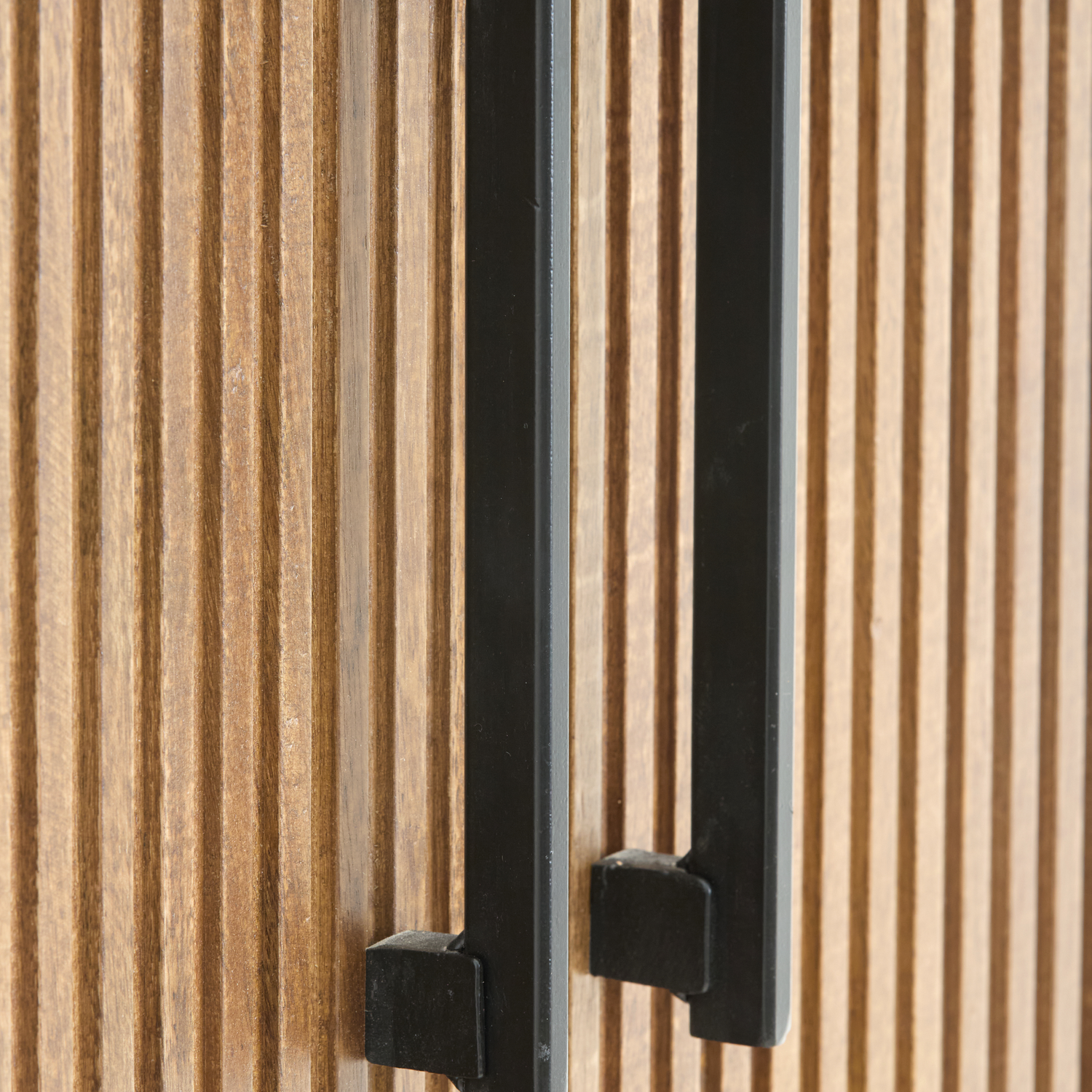 Eleganter DUMOSI-Schrank aus Mangoholz und Eisen