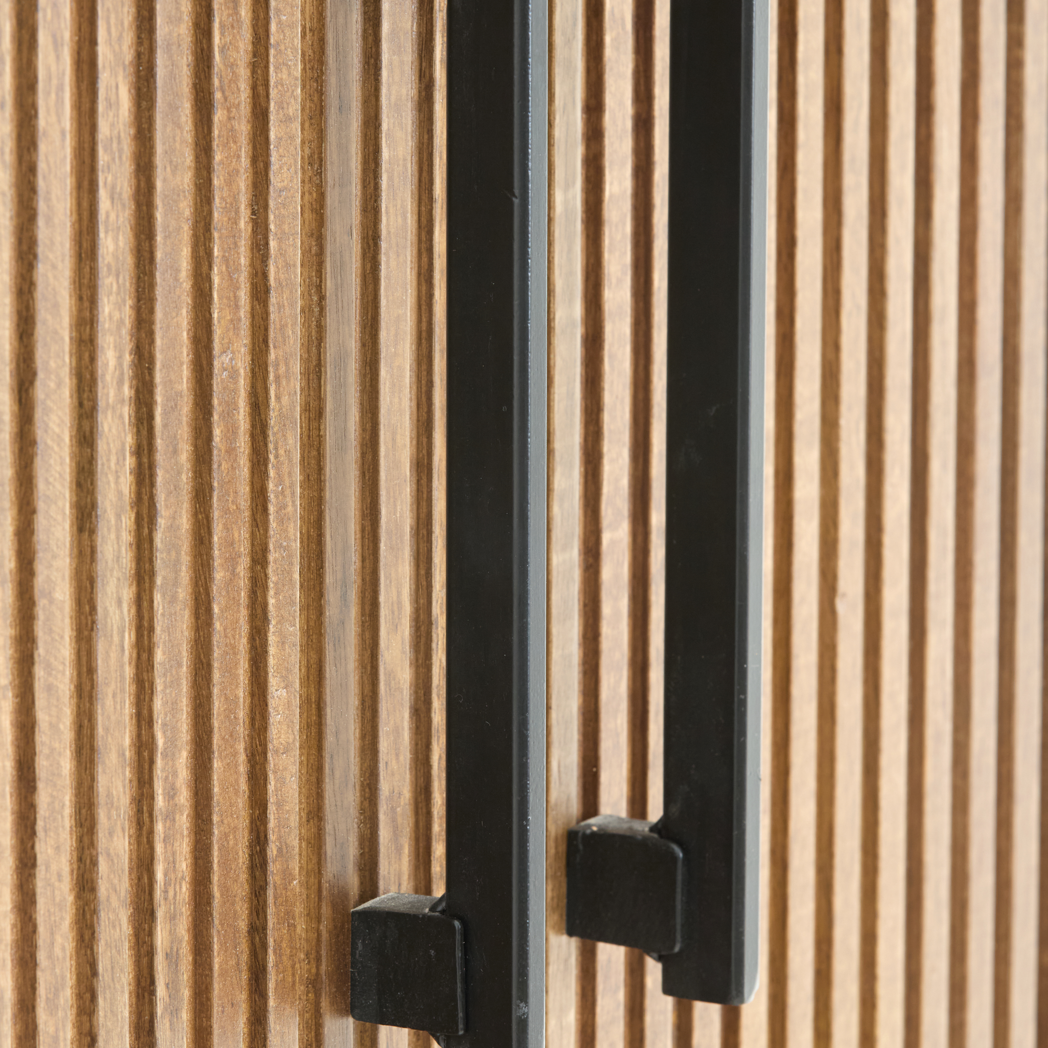 Eleganter DUMOSI-Schrank aus Mangoholz und Eisen