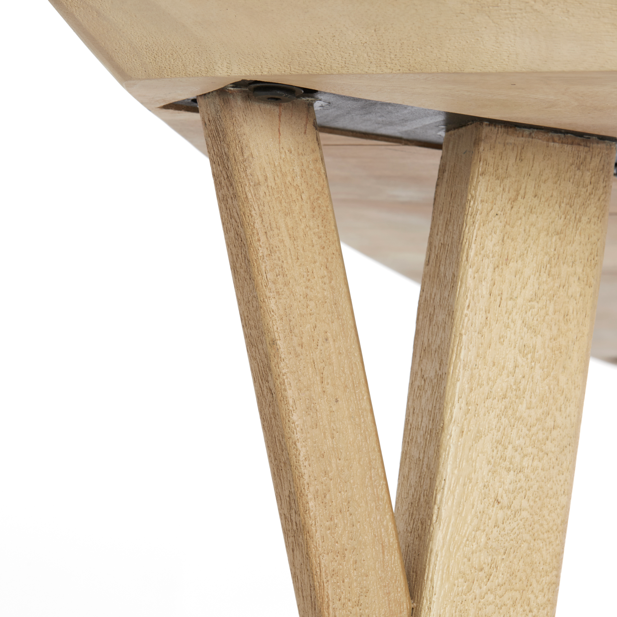 Detailansicht des QUENZA Esstisches von Light & Living
