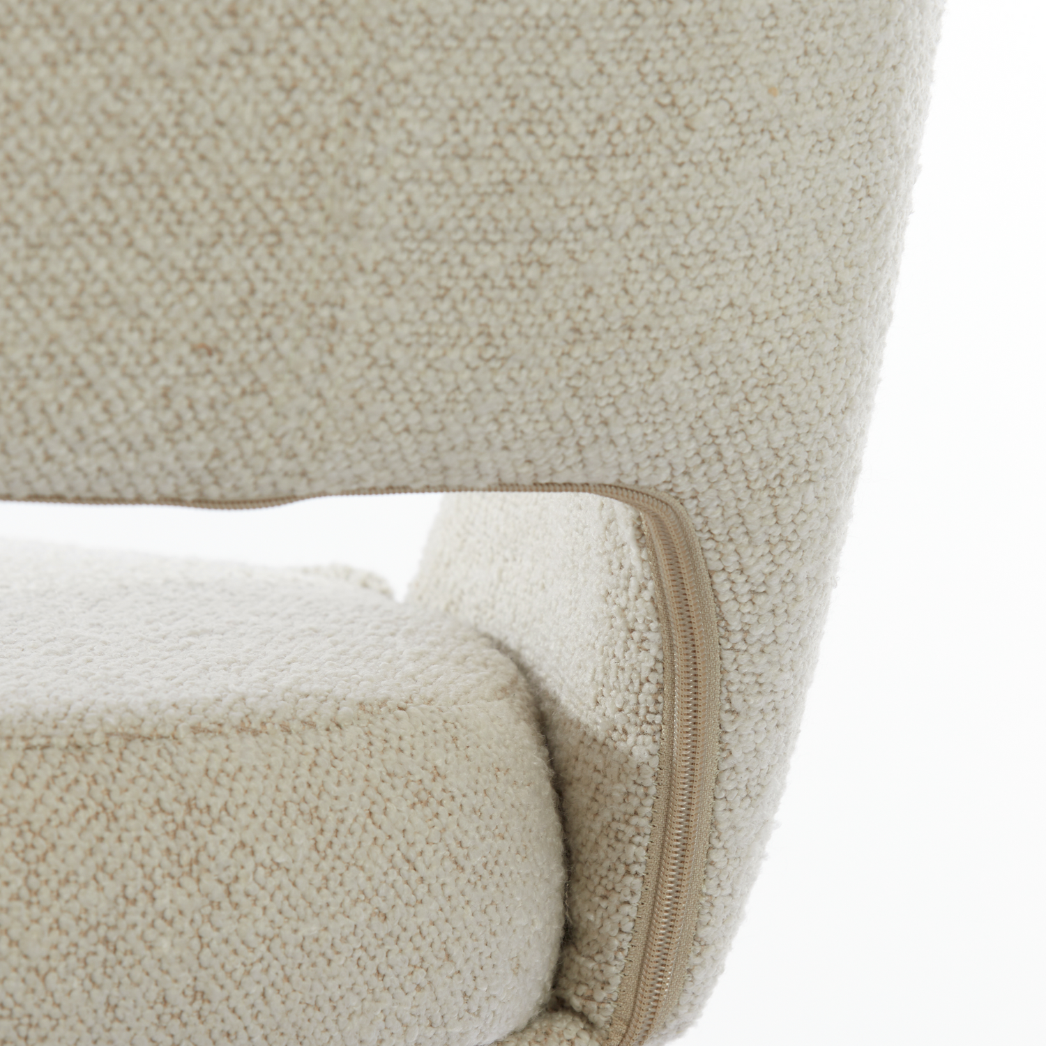 Nahansicht der Rueckseite des modernen Esszimmerstuhls DJESLIN beige