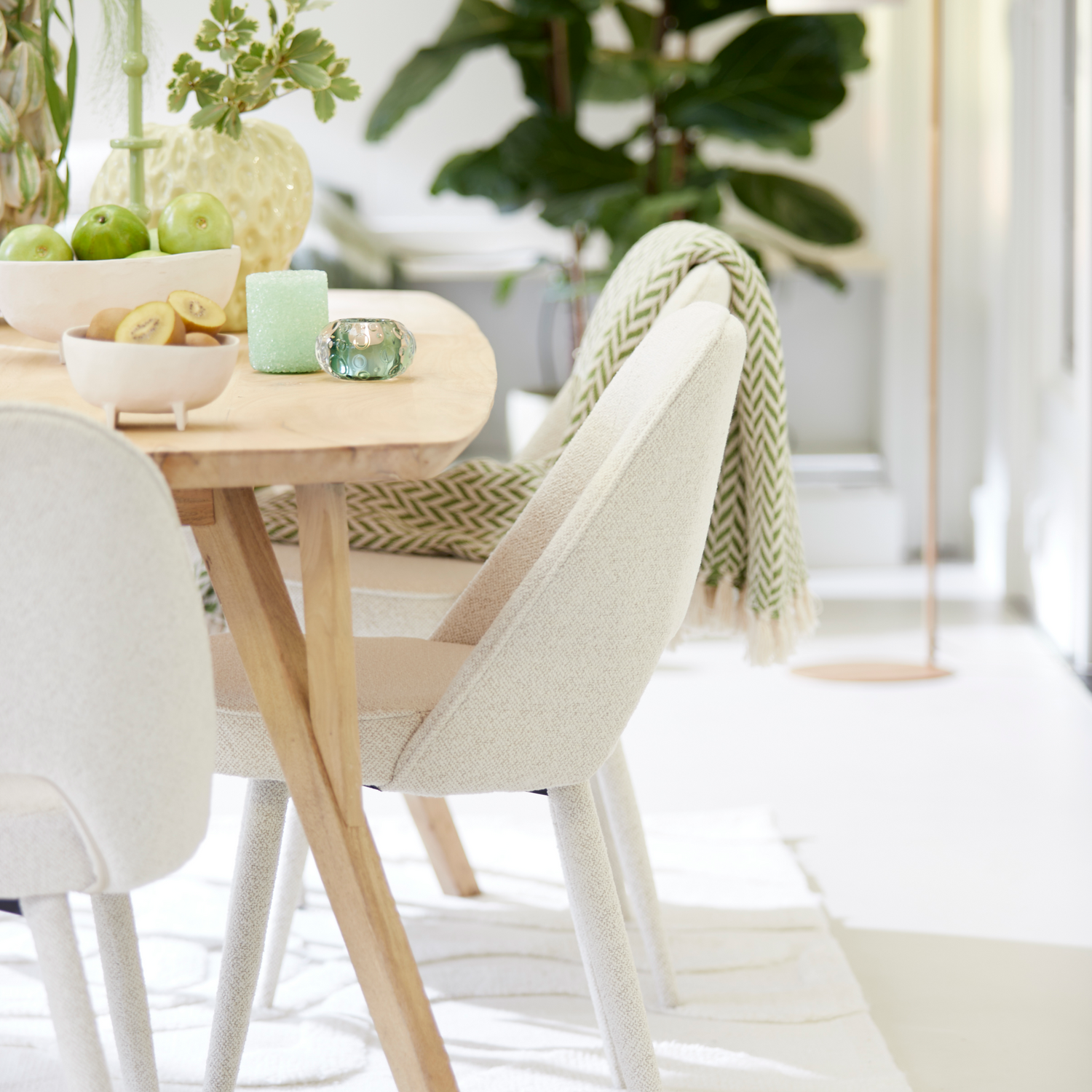 Esszimmerstuhl DJESLIN beige von Light & Living seitlich am Tisch