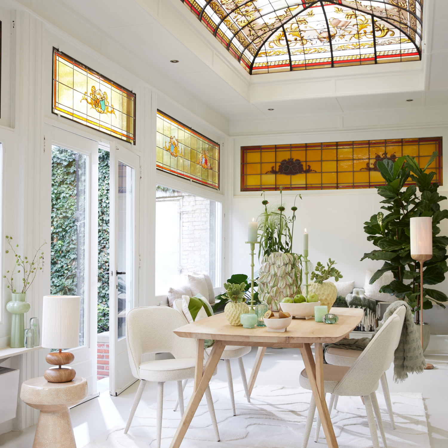 Esszimmerstuhl DJESLIN mit stabilen Eisenbeinen im Wohnzimmer