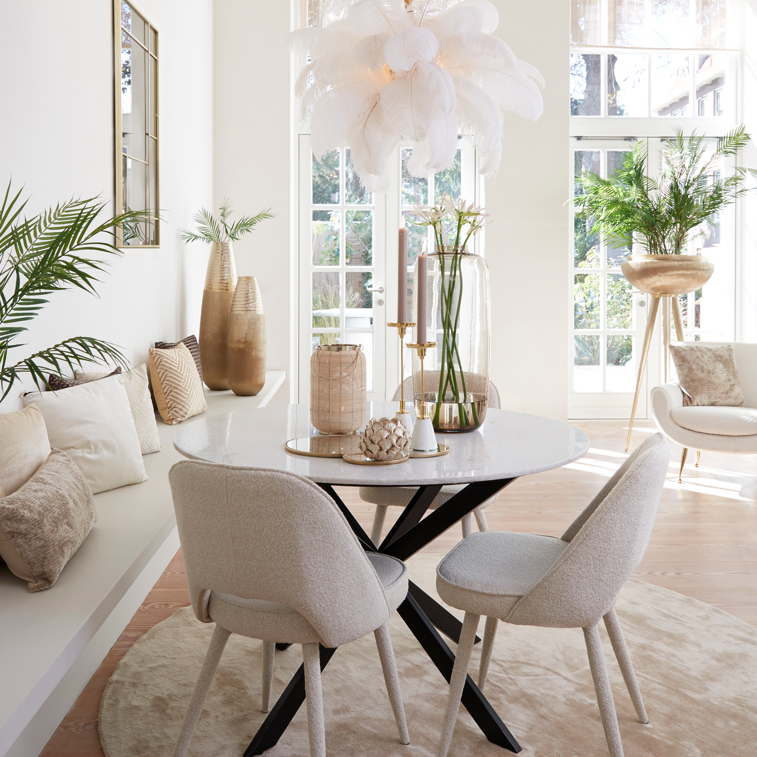 Esszimmerstuhl DJESLIN aus Polyester und Nylon in einem Wohnzimmer