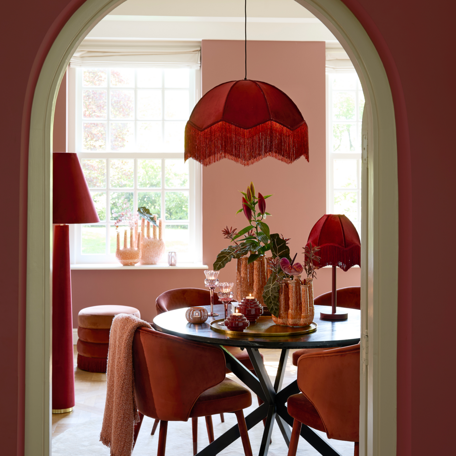 Stuhl KOSAKA mit stabilen Holzbeinen in Burgund