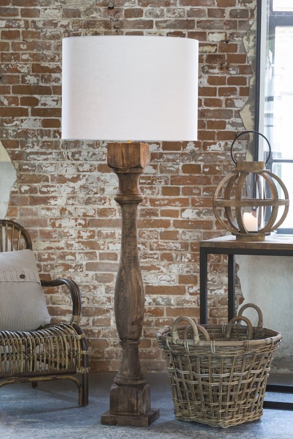 Shooting Stehleuchte ROBBIA & Windlicht ALDERNEY auf Tisch CARACAS