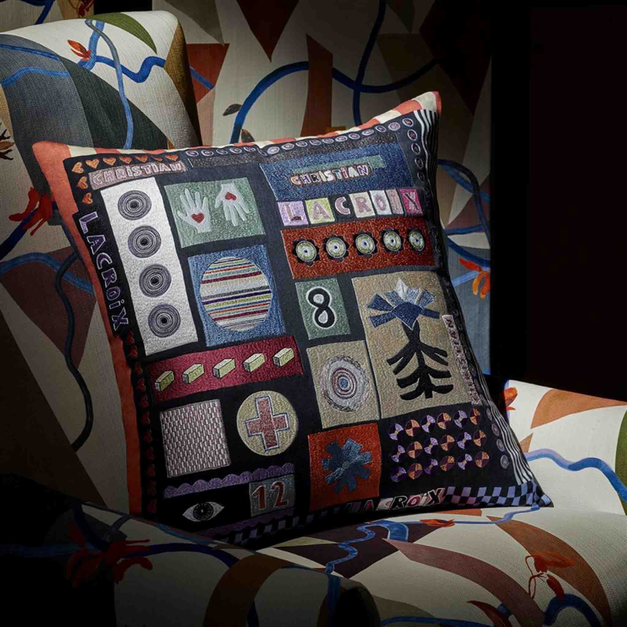 Kissen BLOC im Design von Christian Lacroix drapiert auf einem Stuhl