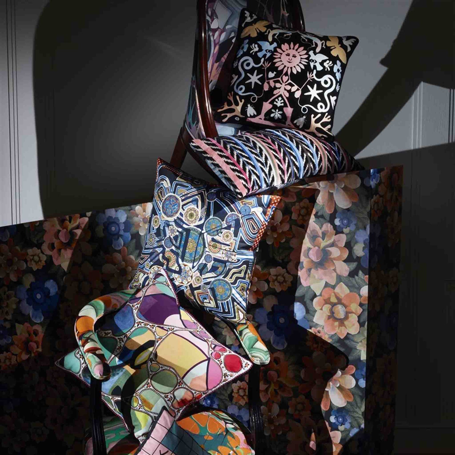 Kissen im Design von Christian Lacroix - aufgestapelt auf zwei Stühlen