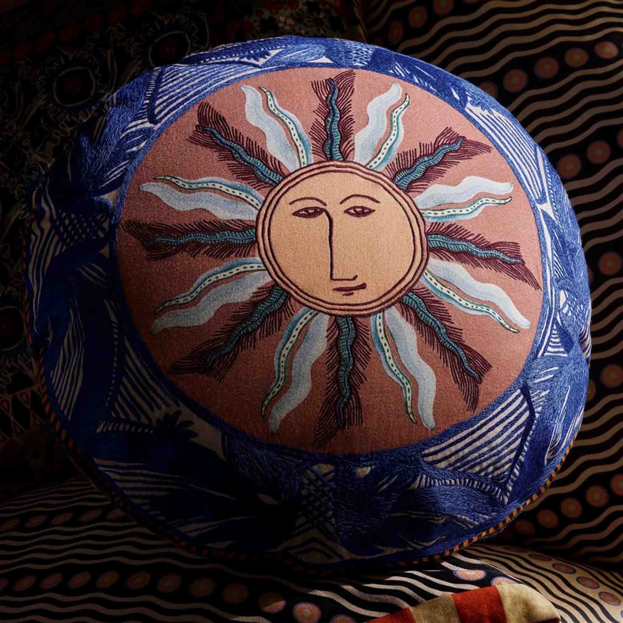 Kissen im Design von Christian Lacroix mit Sonnenmotiv - in Szene gesetzt mit anderen Kissen