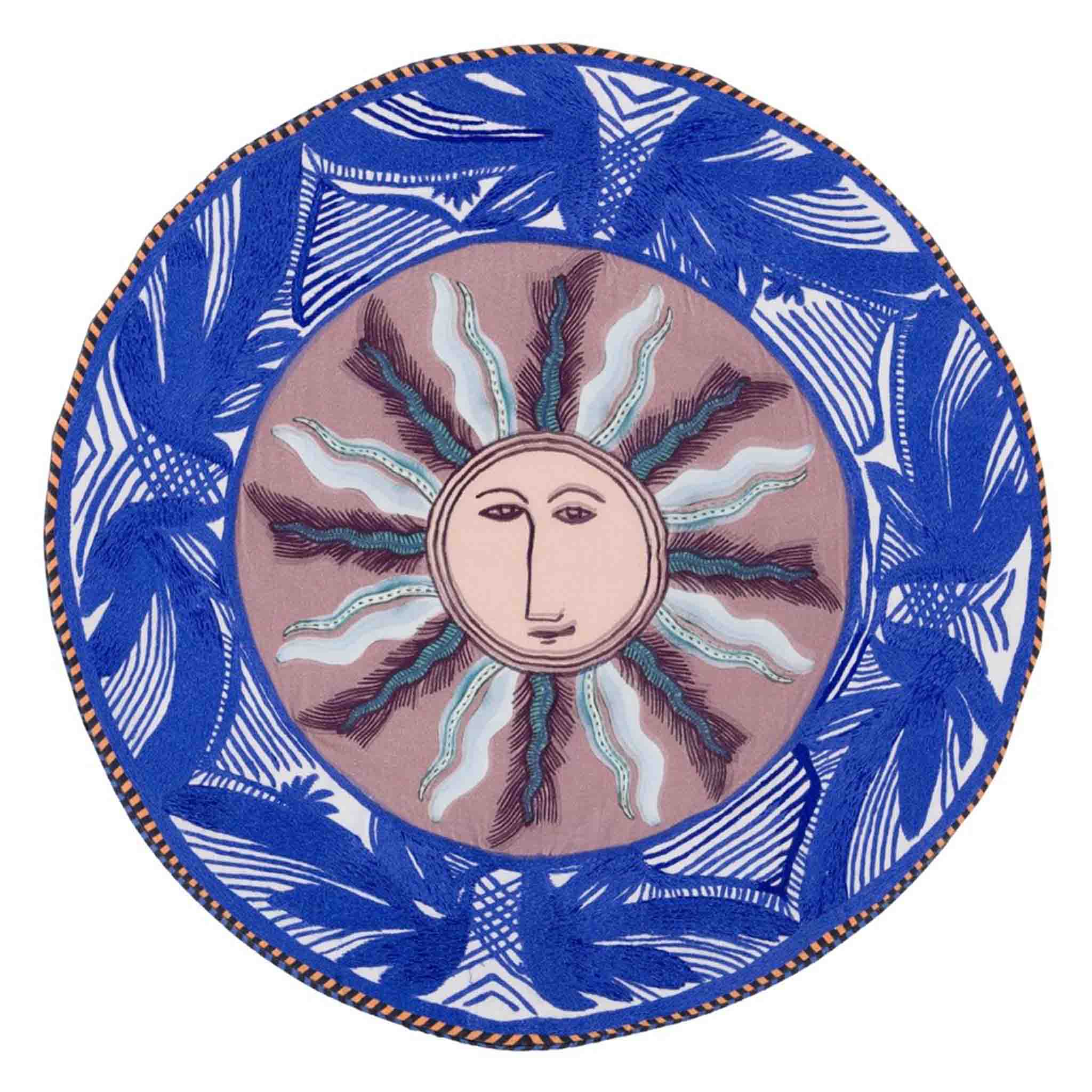 Kissen im Design von Christian Lacroix mit blauen Details und Sonnenmotiv auf der Vorderseite