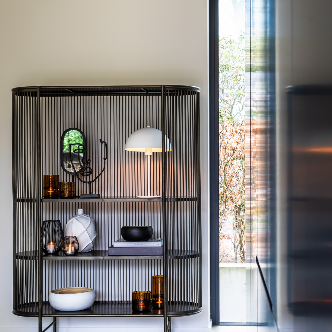 Modernes Regal YINTHE in Schwarz für Wohnräume