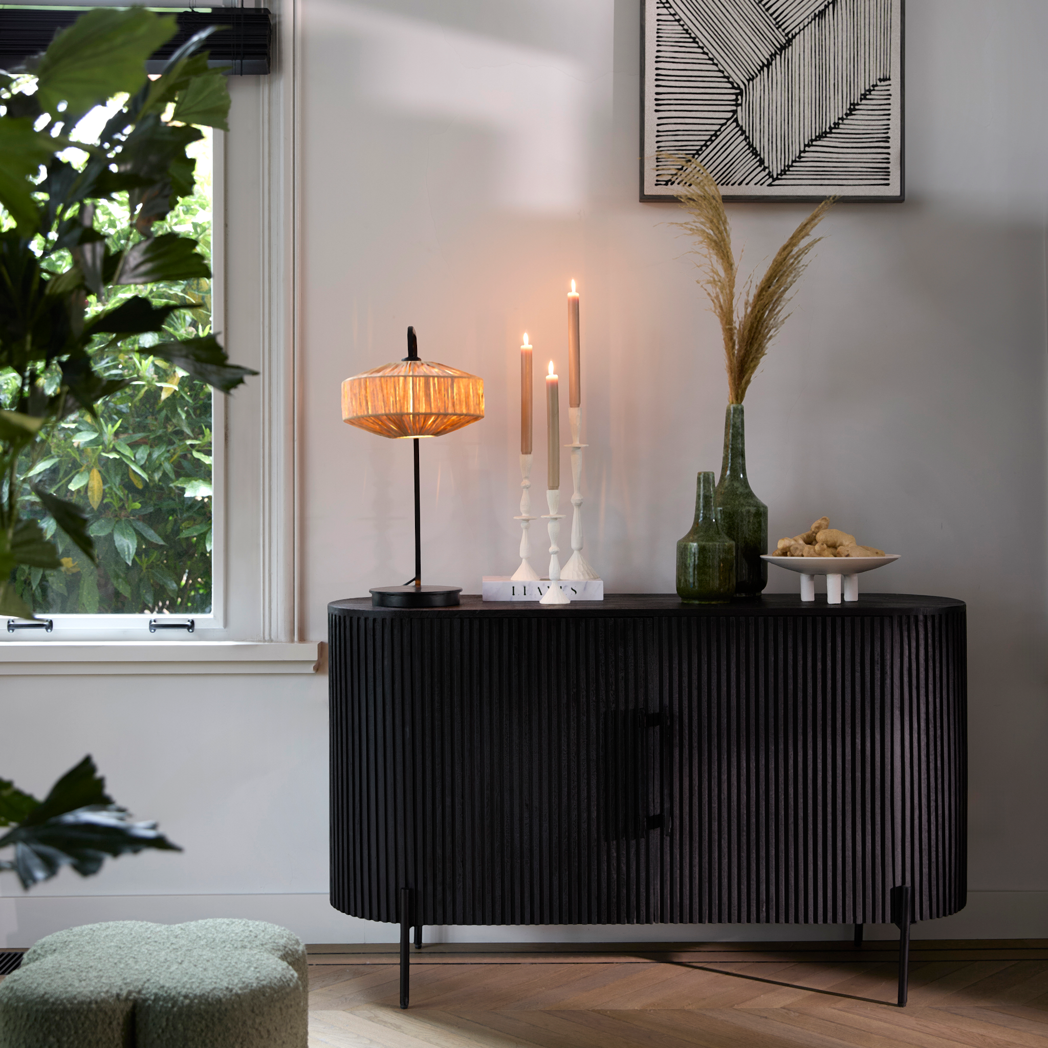 Sideboard aus Mangoholz – Modell DUMOSI in Schwarz.