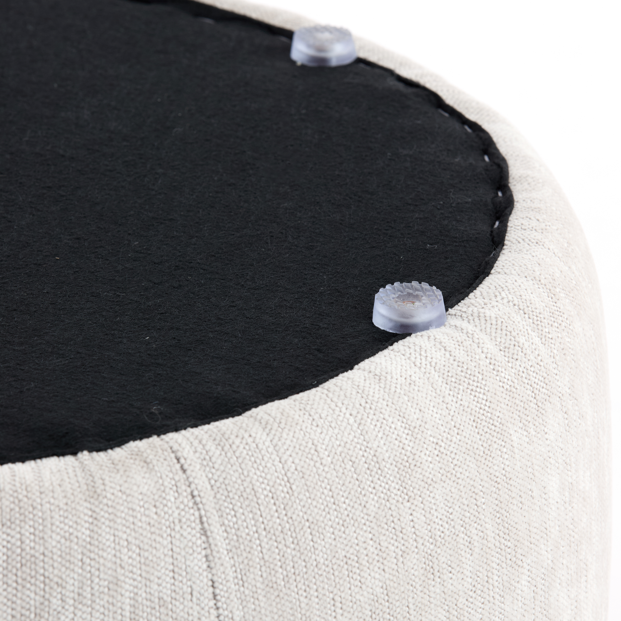 Runder Sitzpouf SIBIU in eleganter Sandfarbe.