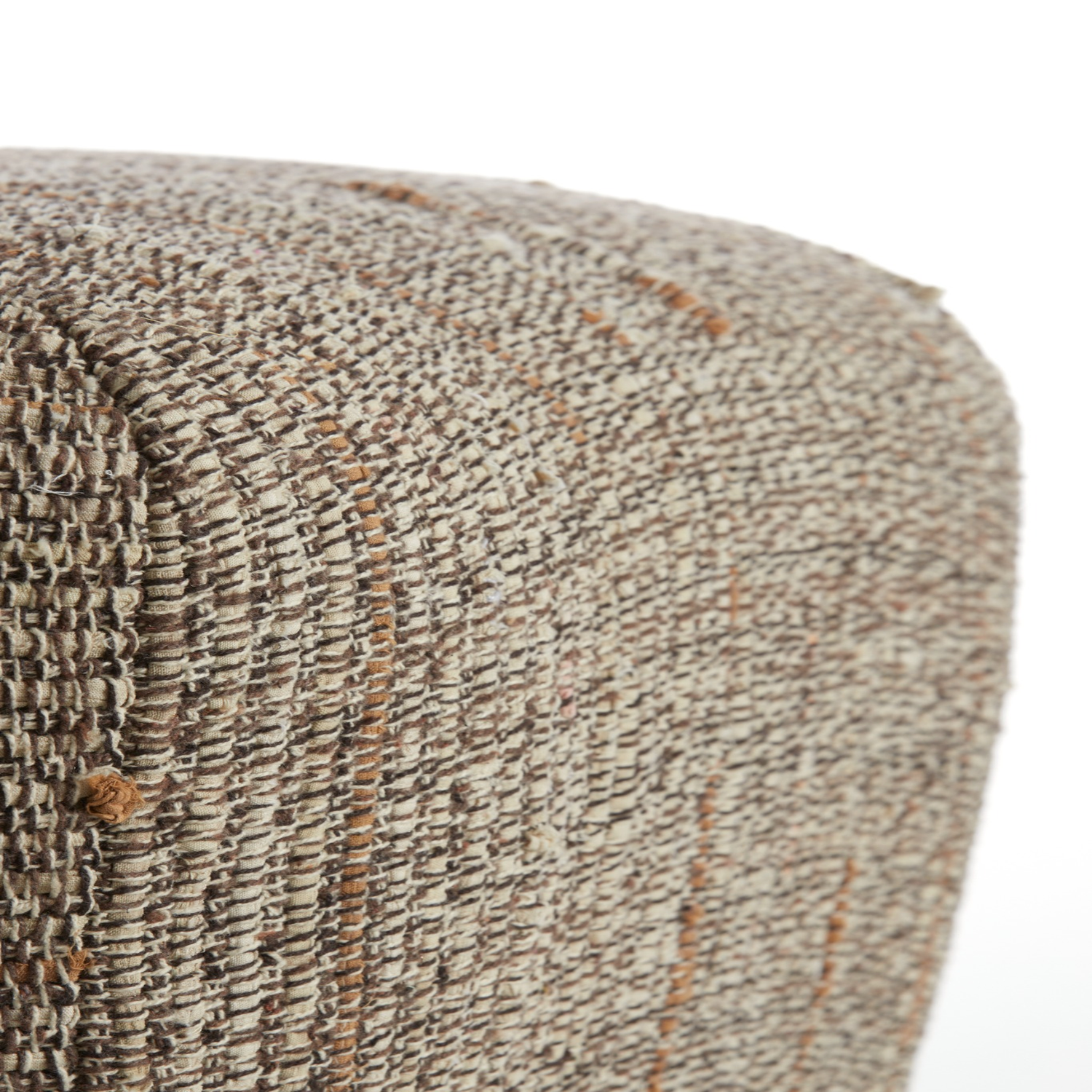 Nahaufnahme der Polsterung des AMORI Stuhls von Light & Living