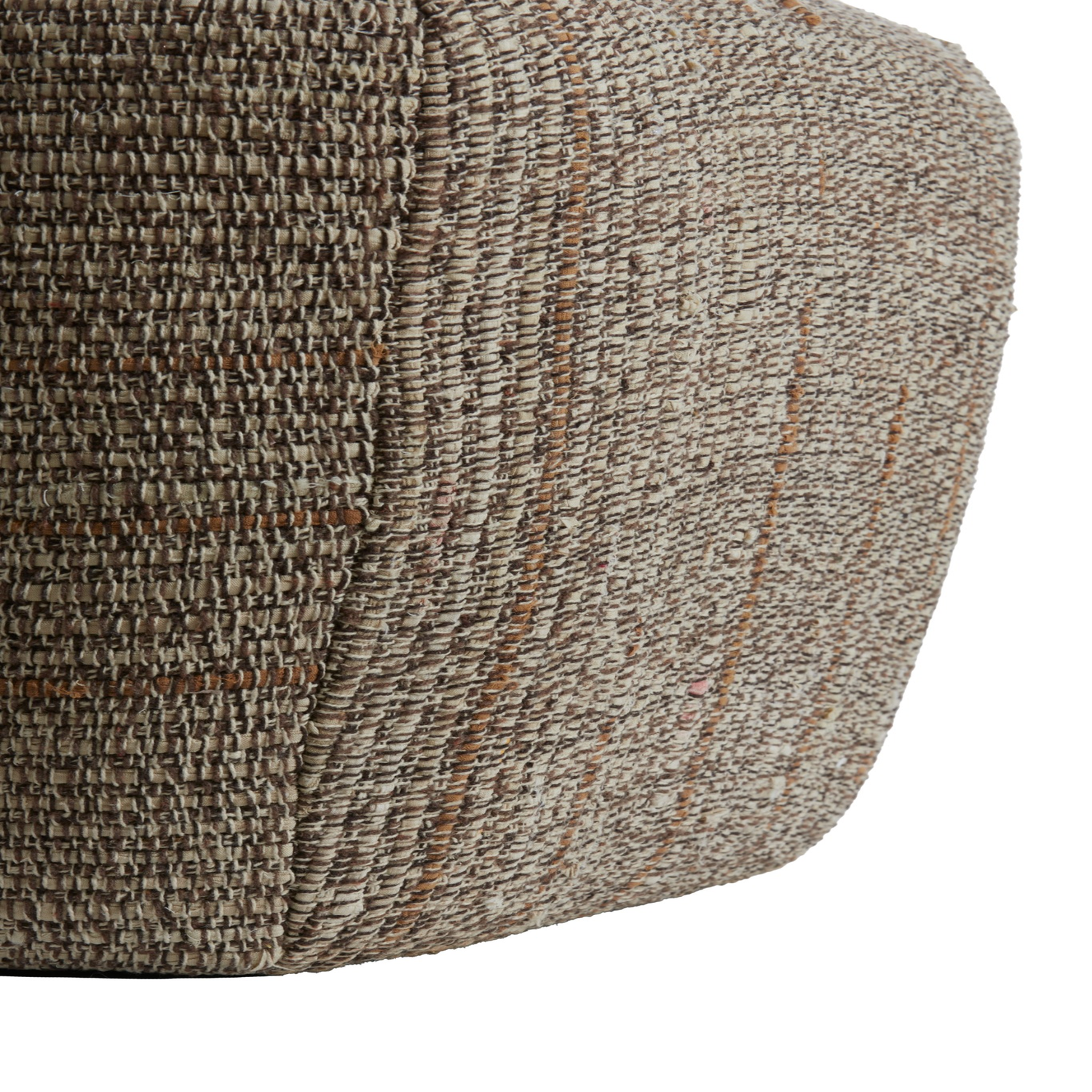 Detailaufnahme des Stoffes des AMORI Stuhls in Braun-Terra