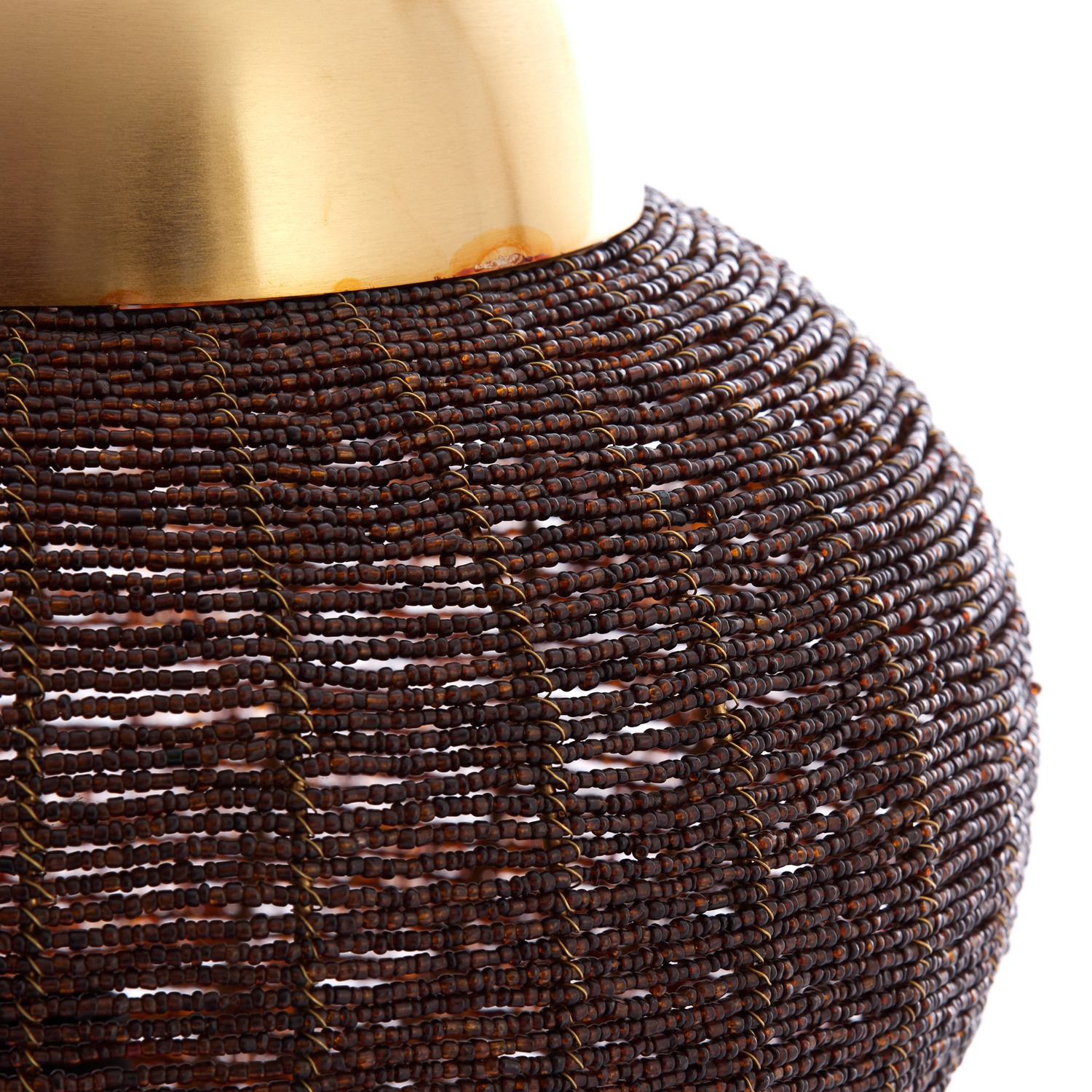 Detailansicht des perlenbesetzten Metallgehäuses der CETARA Leuchte