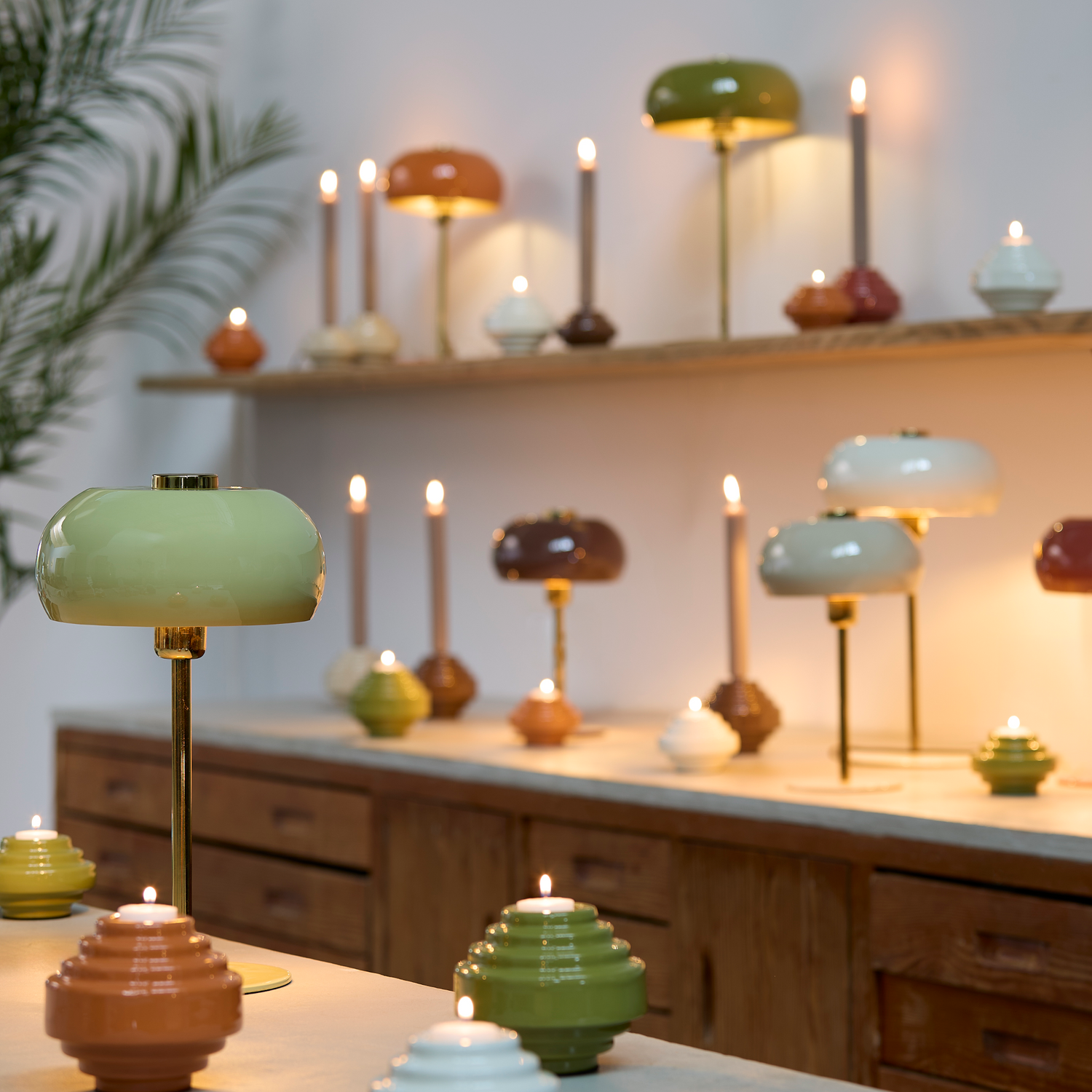 SURIN Tischleuchte in einem modernen Wohnzimmer.