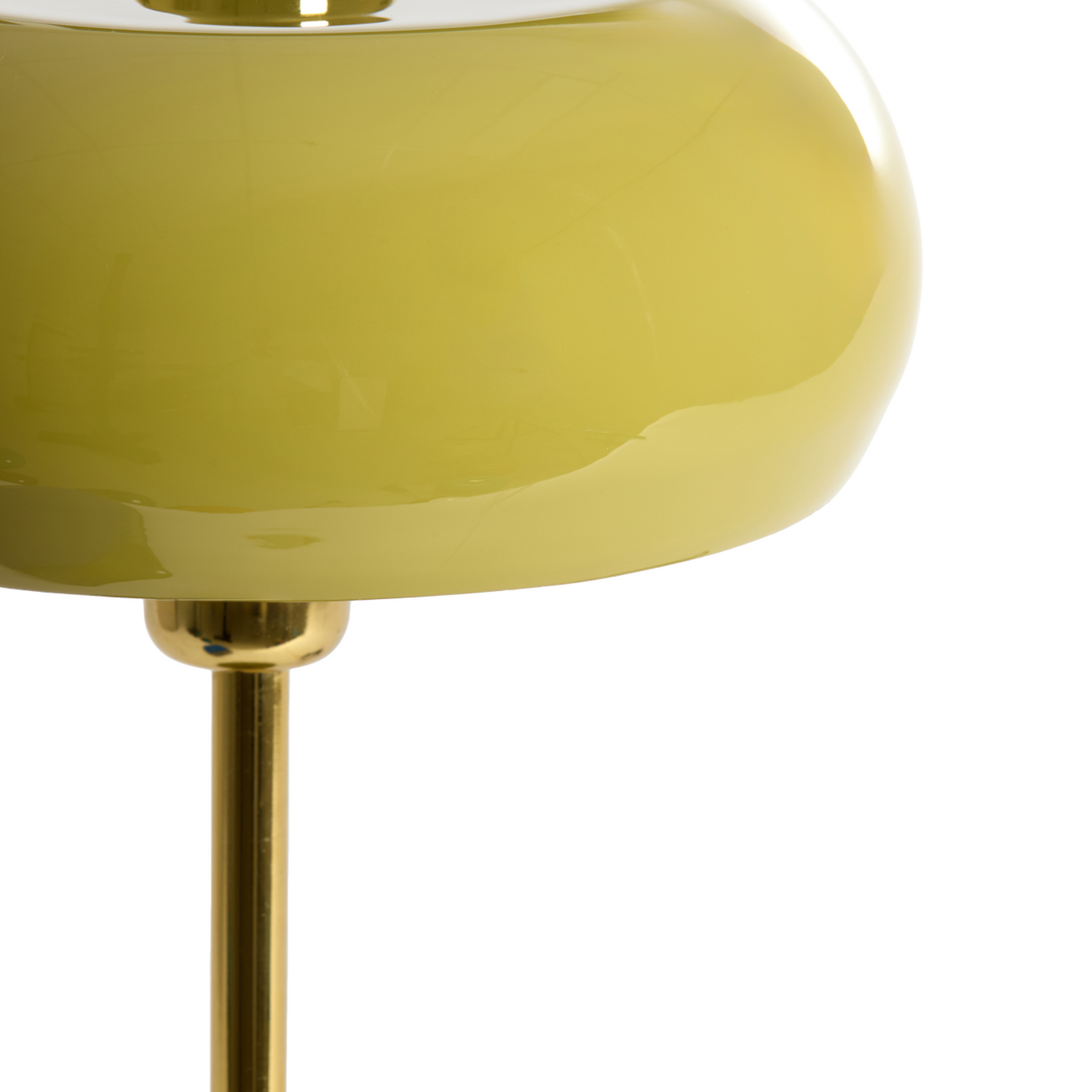 Nahaufnahme des olivgrünen Lampenschirms der SURIN Tischleuchte.