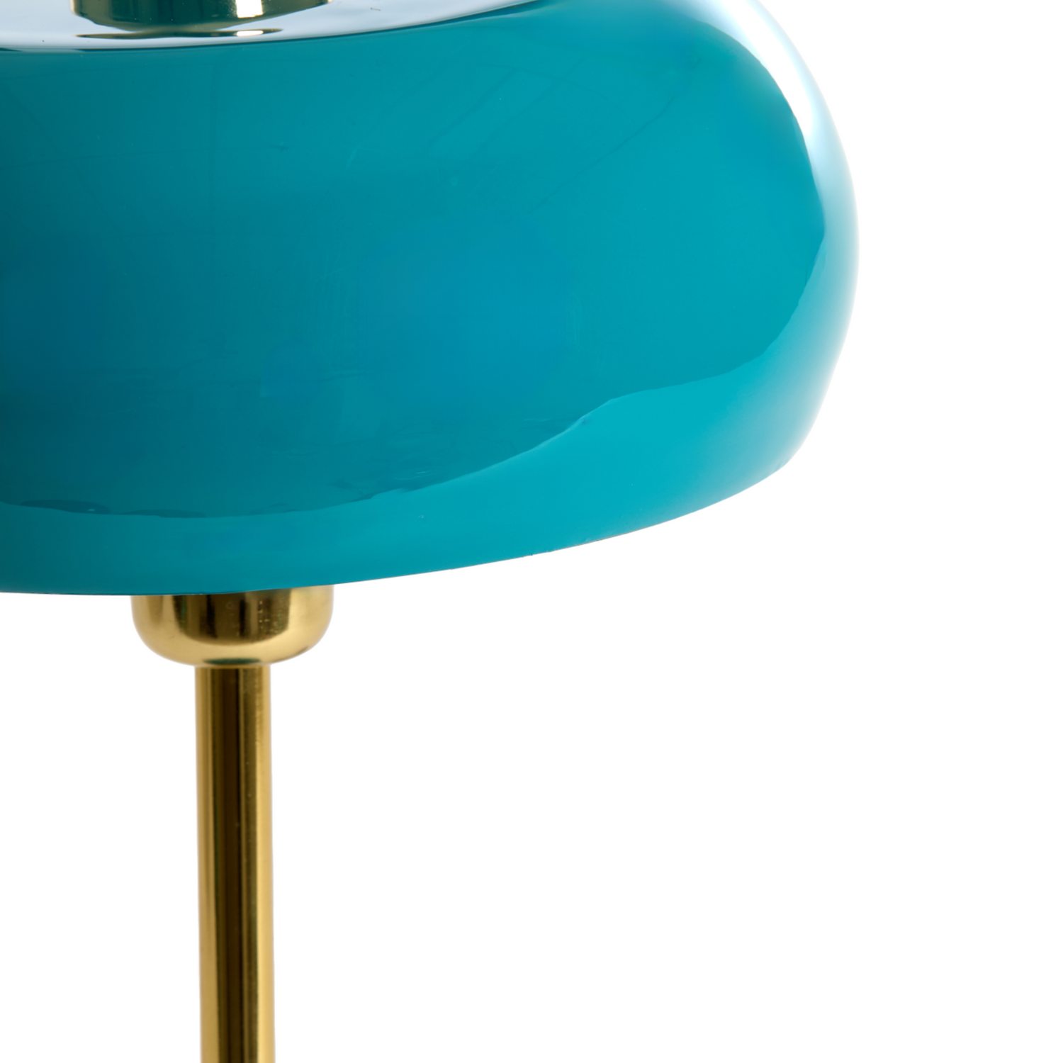 Nahaufnahme der „SURIN“ Tischleuchte in smaragdgrün und goldfarbenem Standfuß.