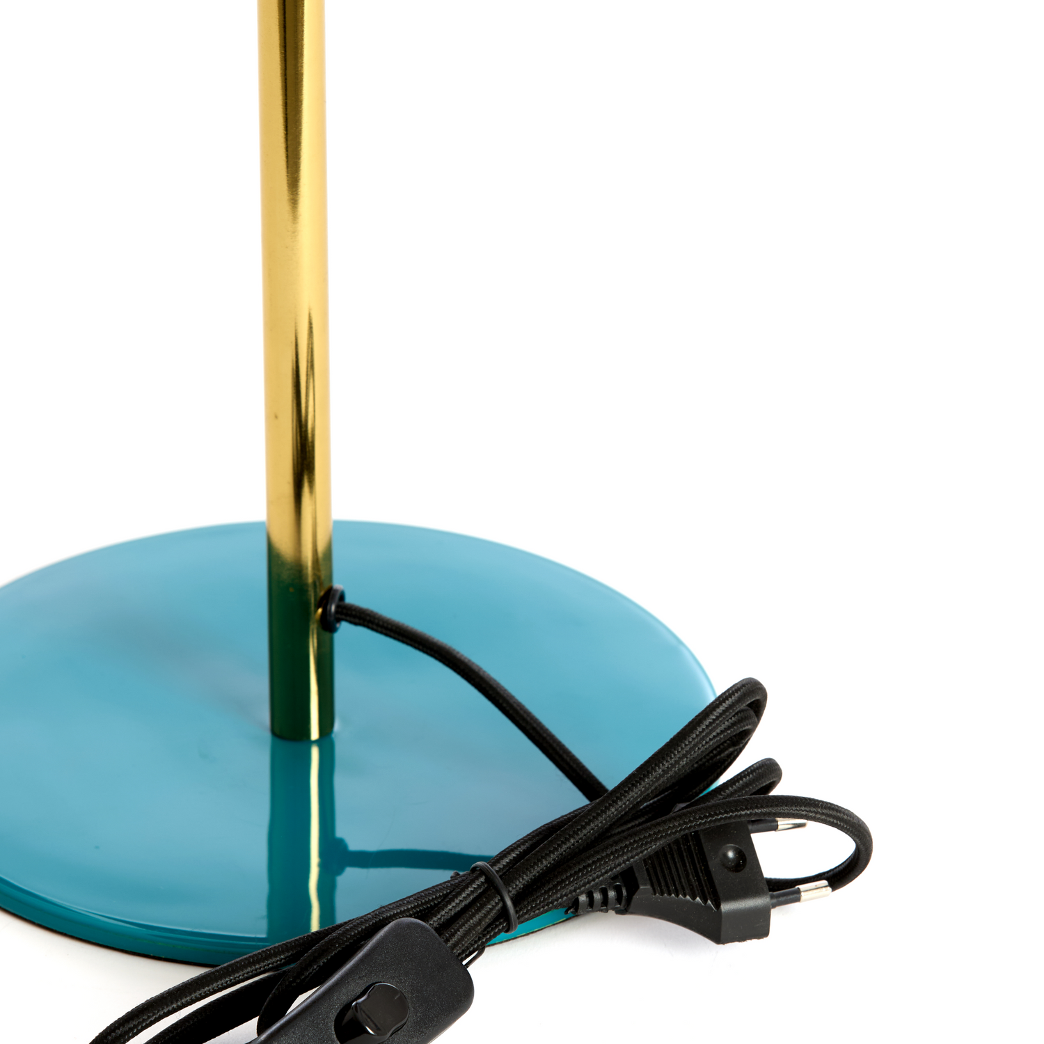 Smaragdgrüne Tischleuchte „SURIN“ von Light & Living auf einem goldenen Standfuß.