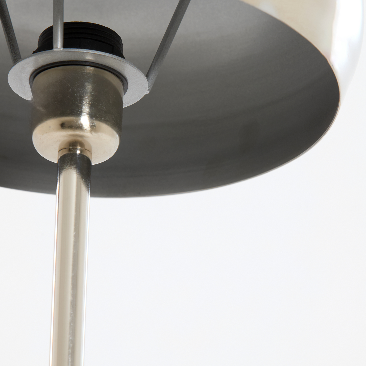 Detailaufnahme der SURIN Tischleuchte von Light&Living.