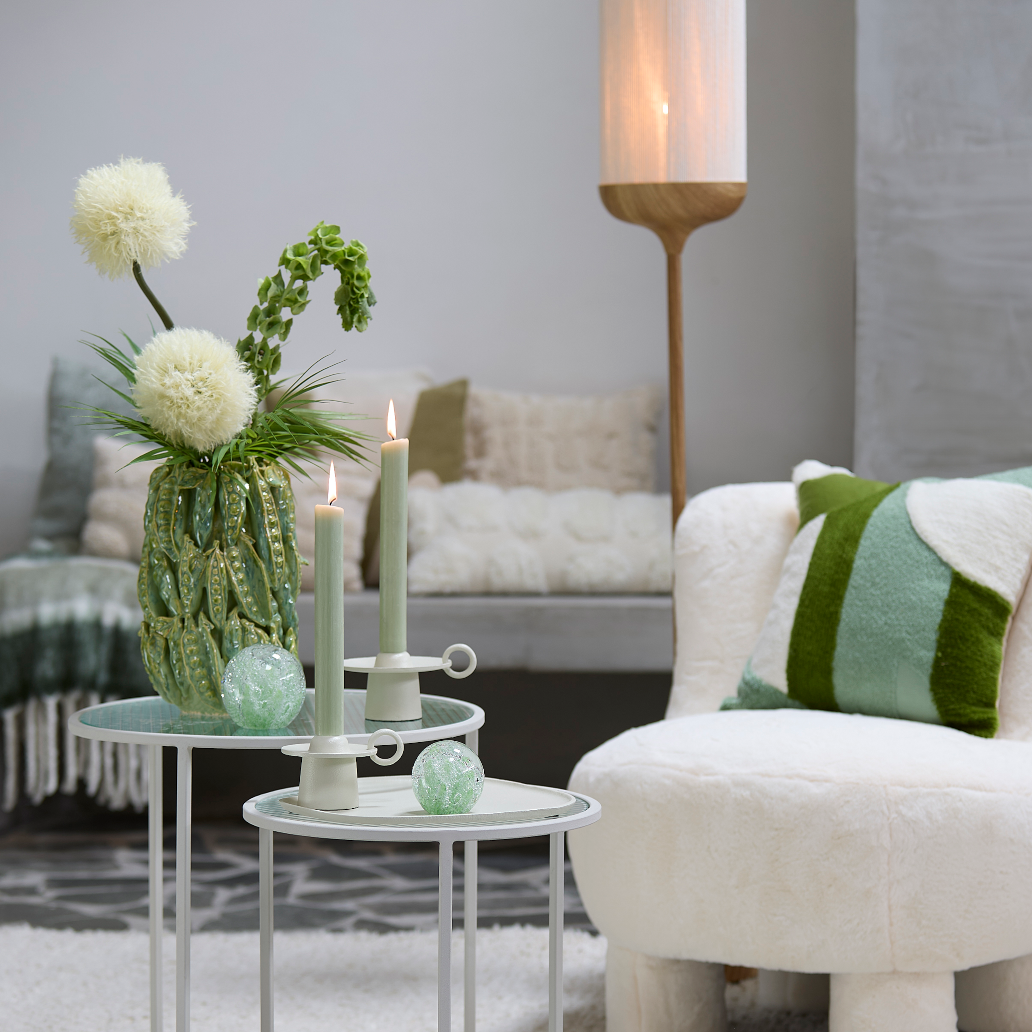 Elegante grüne FABA Keramikvase in einem modernen Wohnambiente.