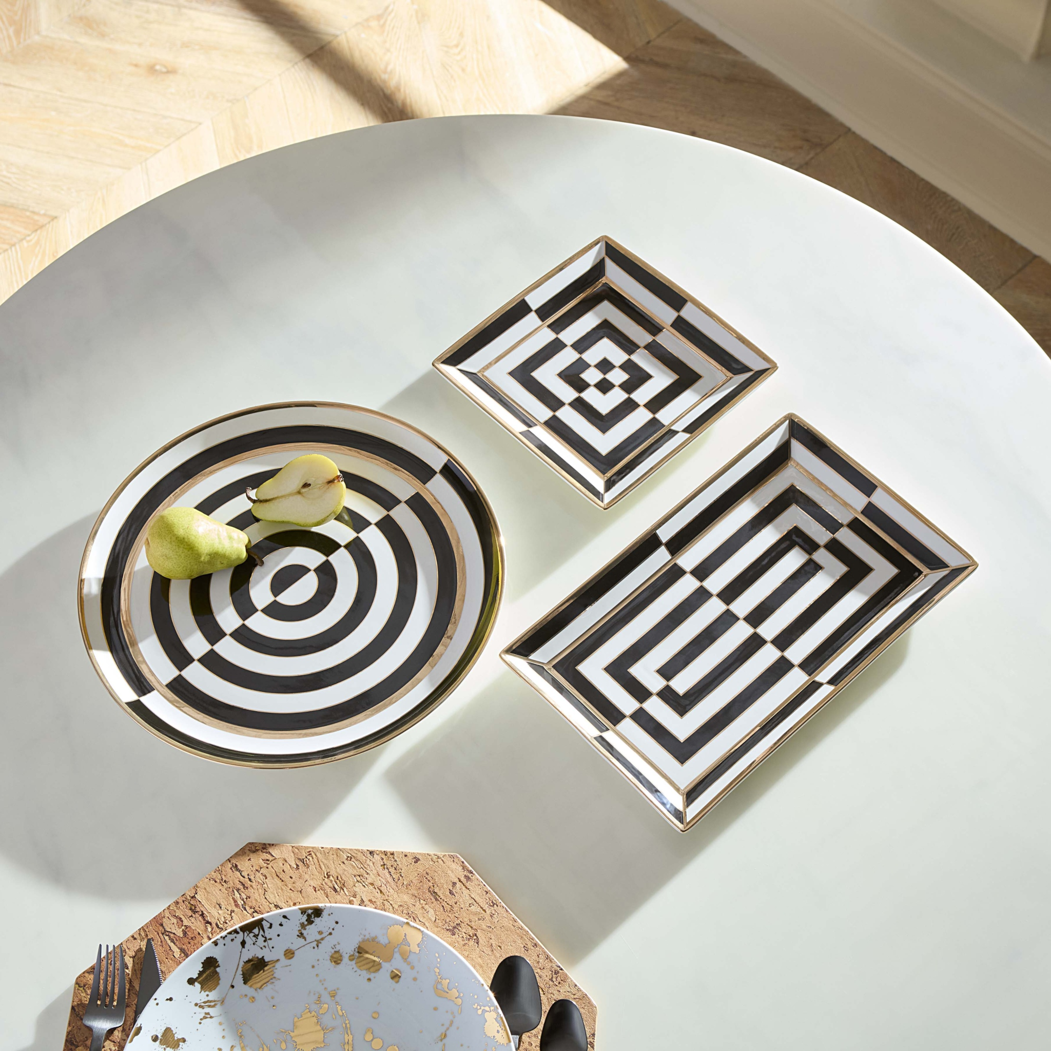 Elegantes, rundes Serviertablett als stilvolles Wohnaccessoire.
