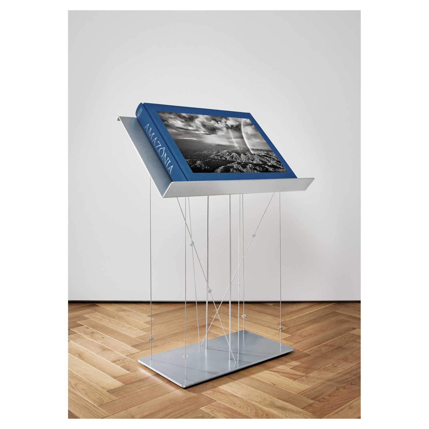 Hardcover-Bildband Amazonia von Sebastiao Salgado mit geöffnetem Doppelseitenmotiv