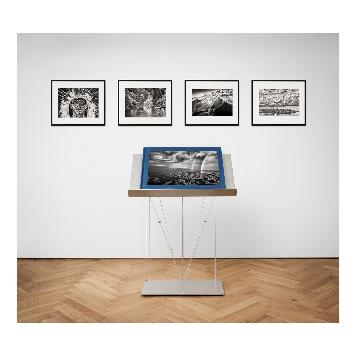 Großformatiger SUMO-Bildband Amazonia auf Designer-Buchständer von Renzo Piano