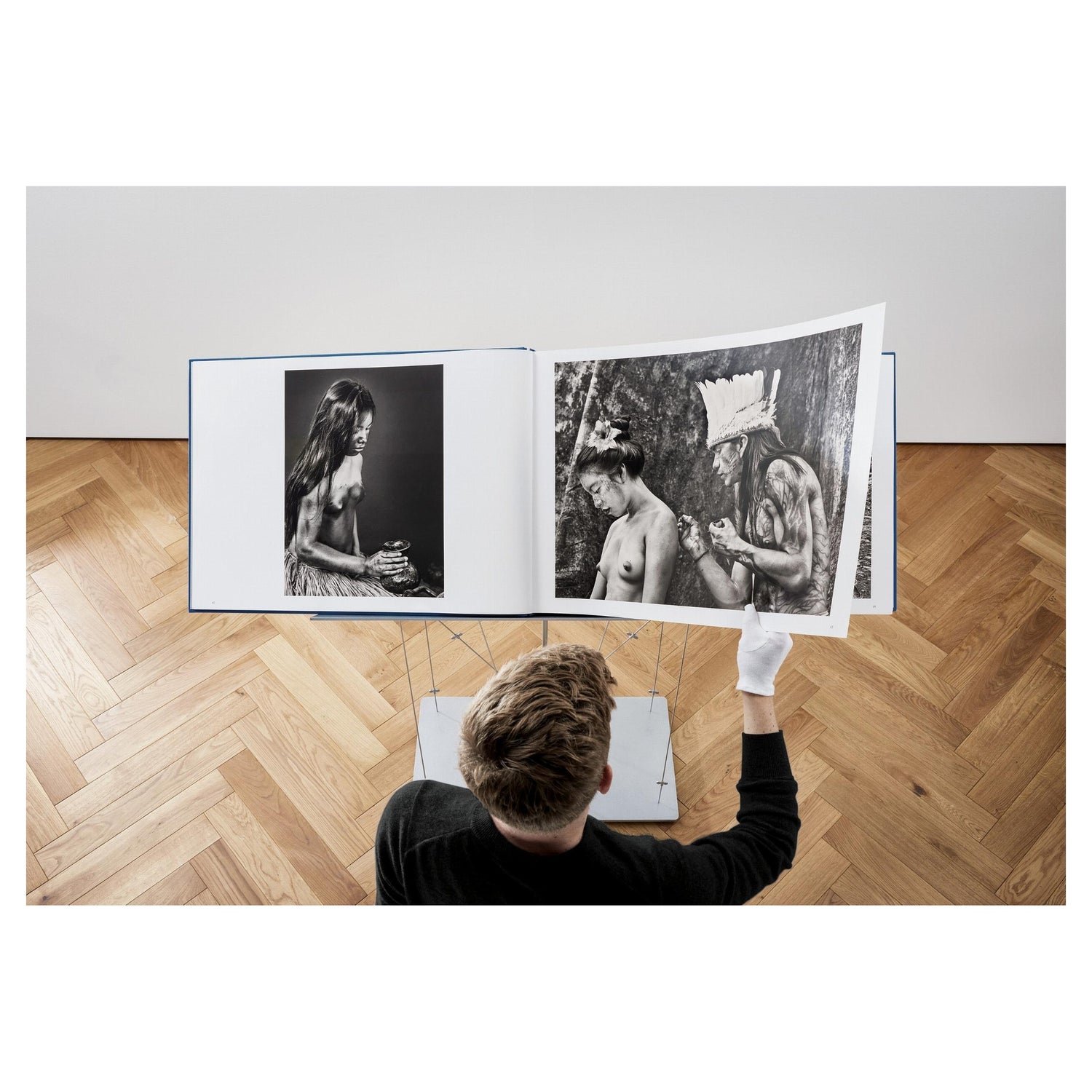 Innenansicht mit Porträtfotografie aus dem Amazonasgebiet von Sebastiao Salgado