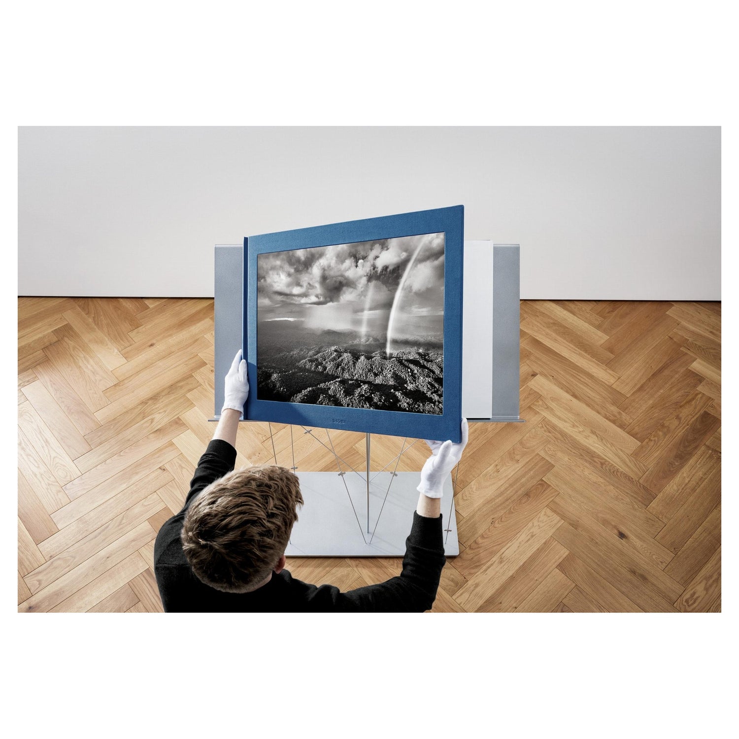 Sebastião Salgado Amazônia Buch auf Buchständer