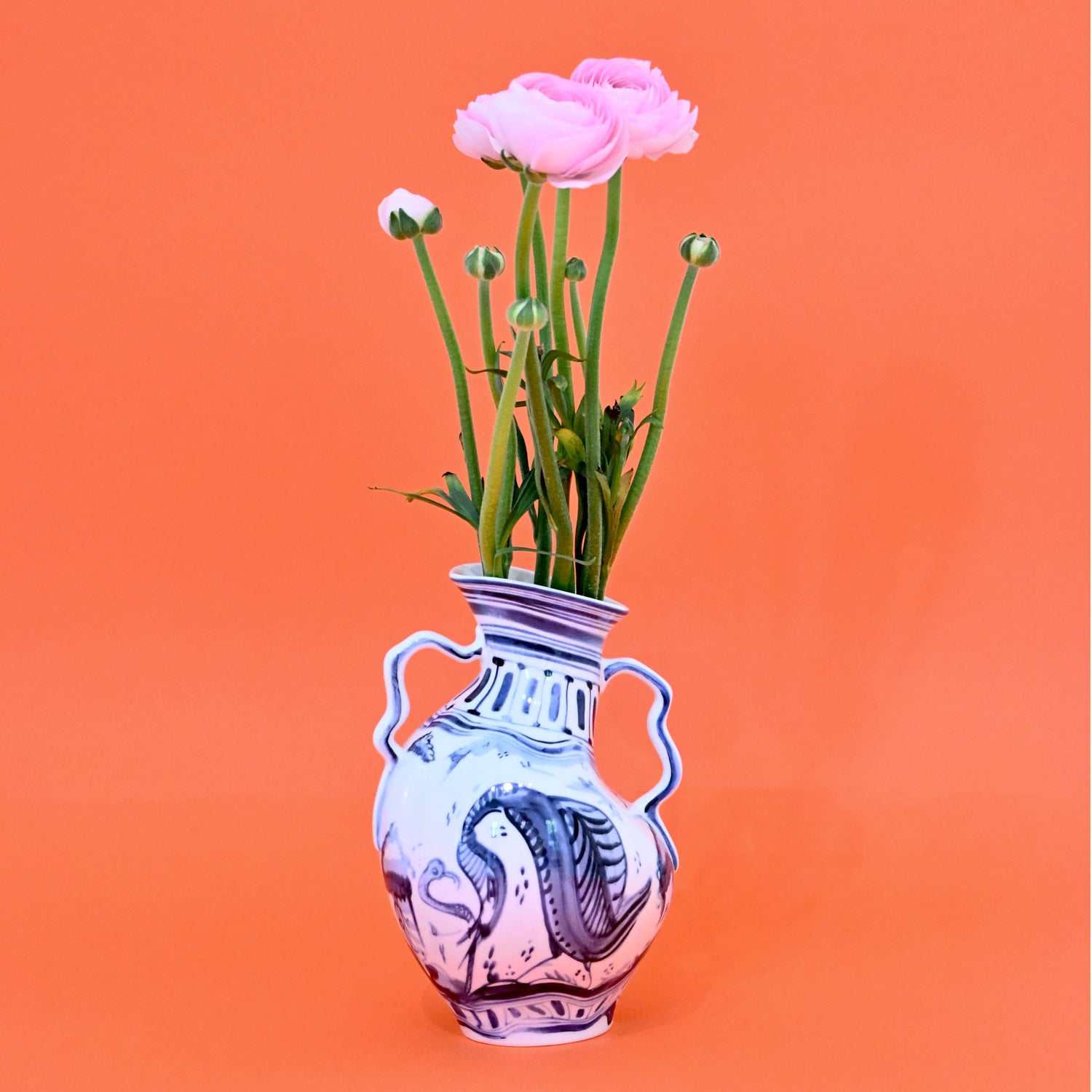 Humorvolles Designobjekt mit klassischer Bemalung und Verformung