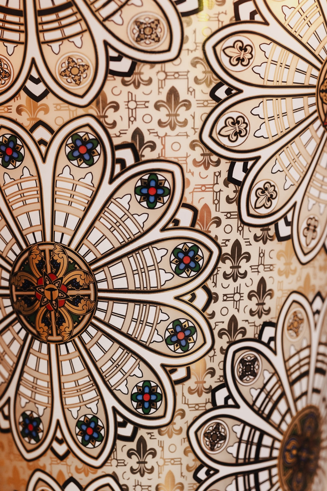 Handgefertigte Luxuskerze Baobab Rosace – exklusives Ornamentglas, Duftkomposition aus Tanne, Vetiver, Woods und Holzkohlenfeuer