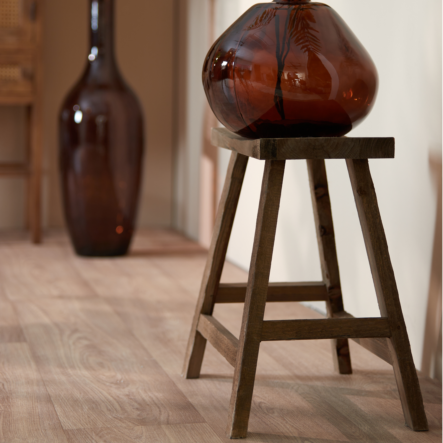 Rustikaler Holzhocker von Light & Living in Braun