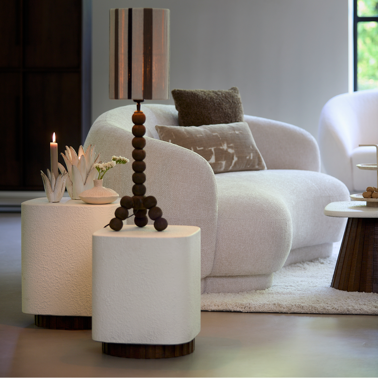 Moderner Beistelltisch von Light & Living, Modell SEDDON, in Creme mit einem Fuß aus dunklem Holz.