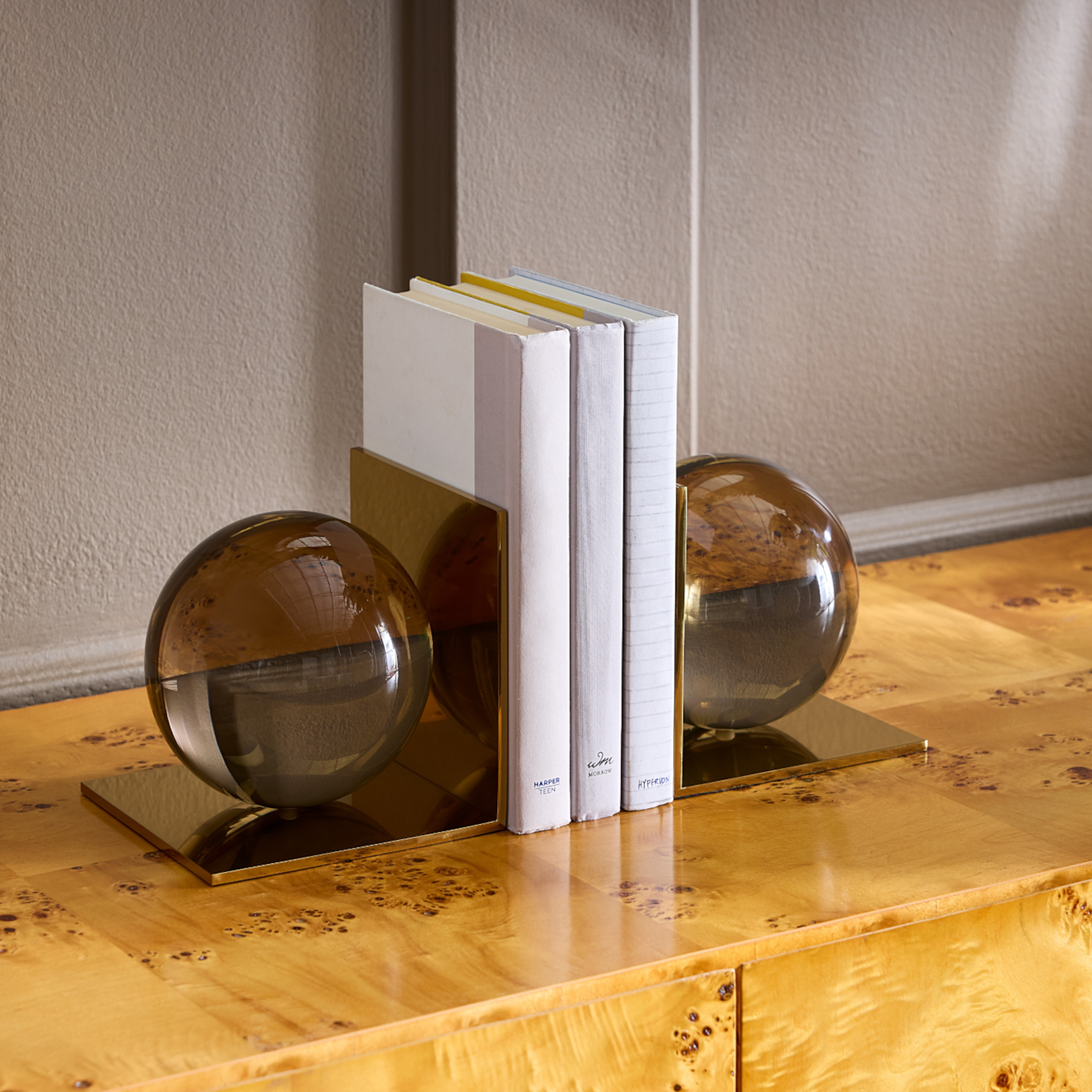 Elegante Buchstützen aus Messing und Acryl von Jonathan Adler.