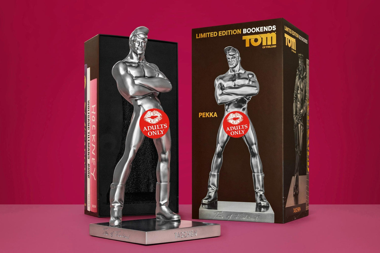 Detailansicht des Sockels mit Tom-of-Finland-Signatur
