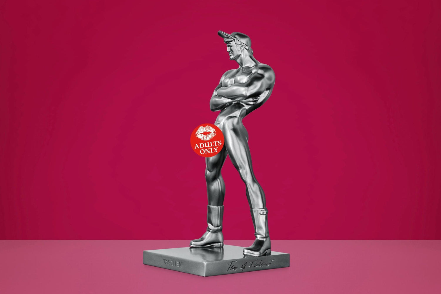 Frontalansicht der muskulösen Figur mit verschränkten Armen und Mütze