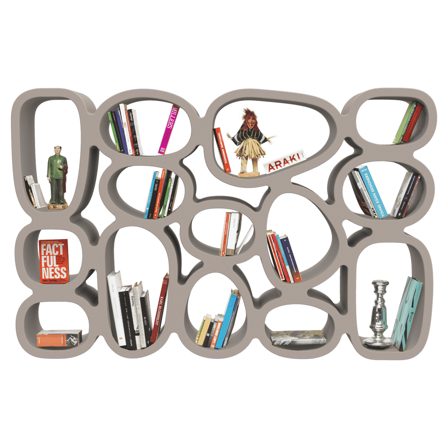 Graues Bücherregal mit unregelmäßigen Fächern im organischen Design.
