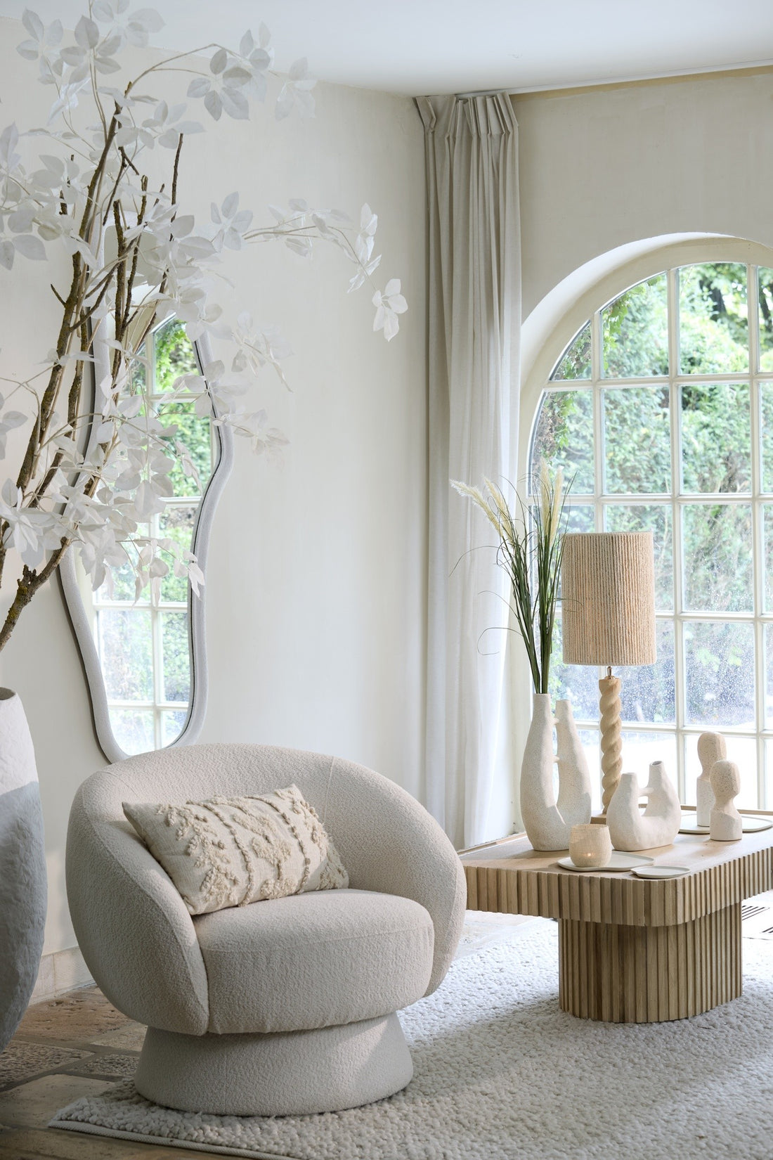 Moderner Wohnzimmertisch aus Holz mit strukturierter Front