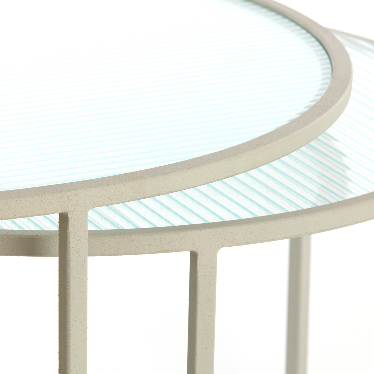 Detailansicht des Riffelglases auf dem Couchtisch TALCA.