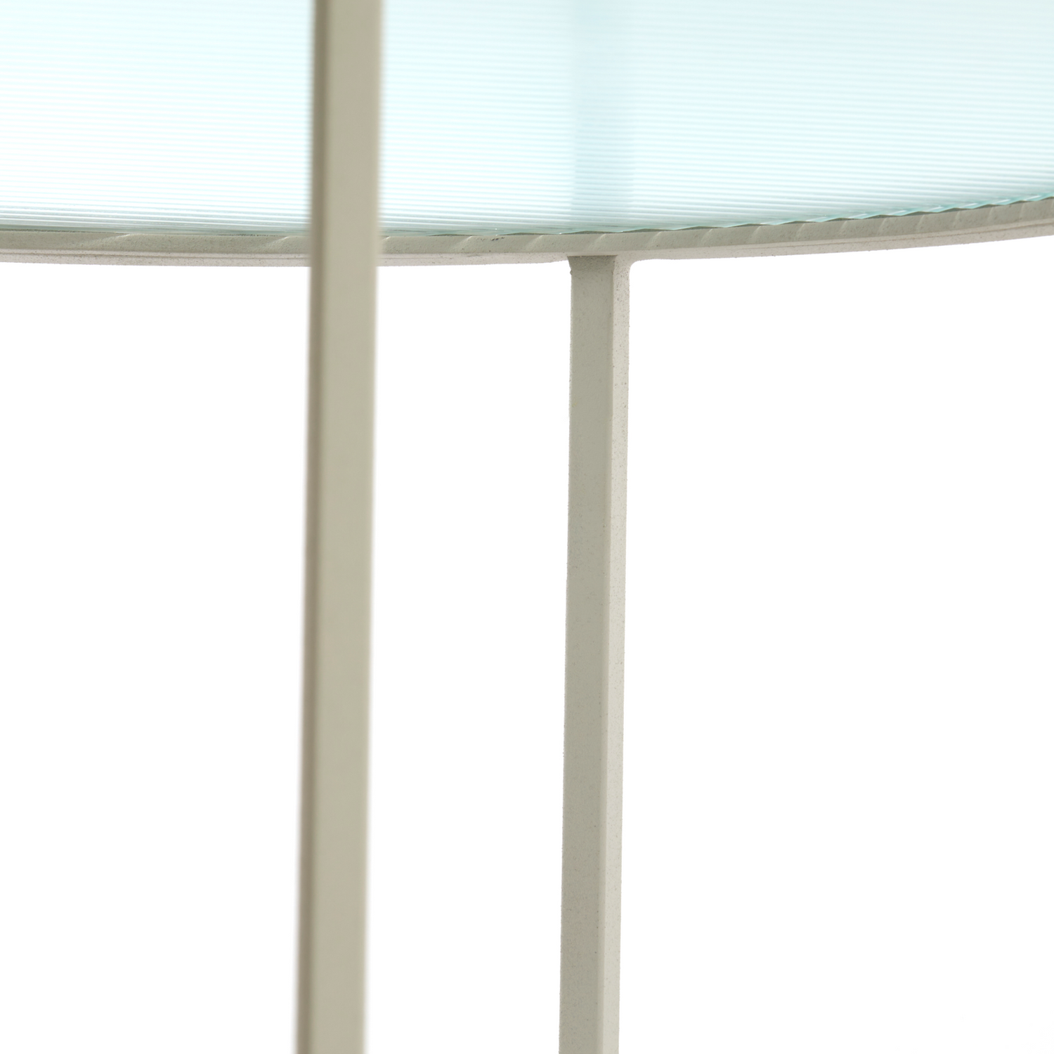 Blick auf das untere Ende des TALCA Couchtischs, der klare Linien zeigt.